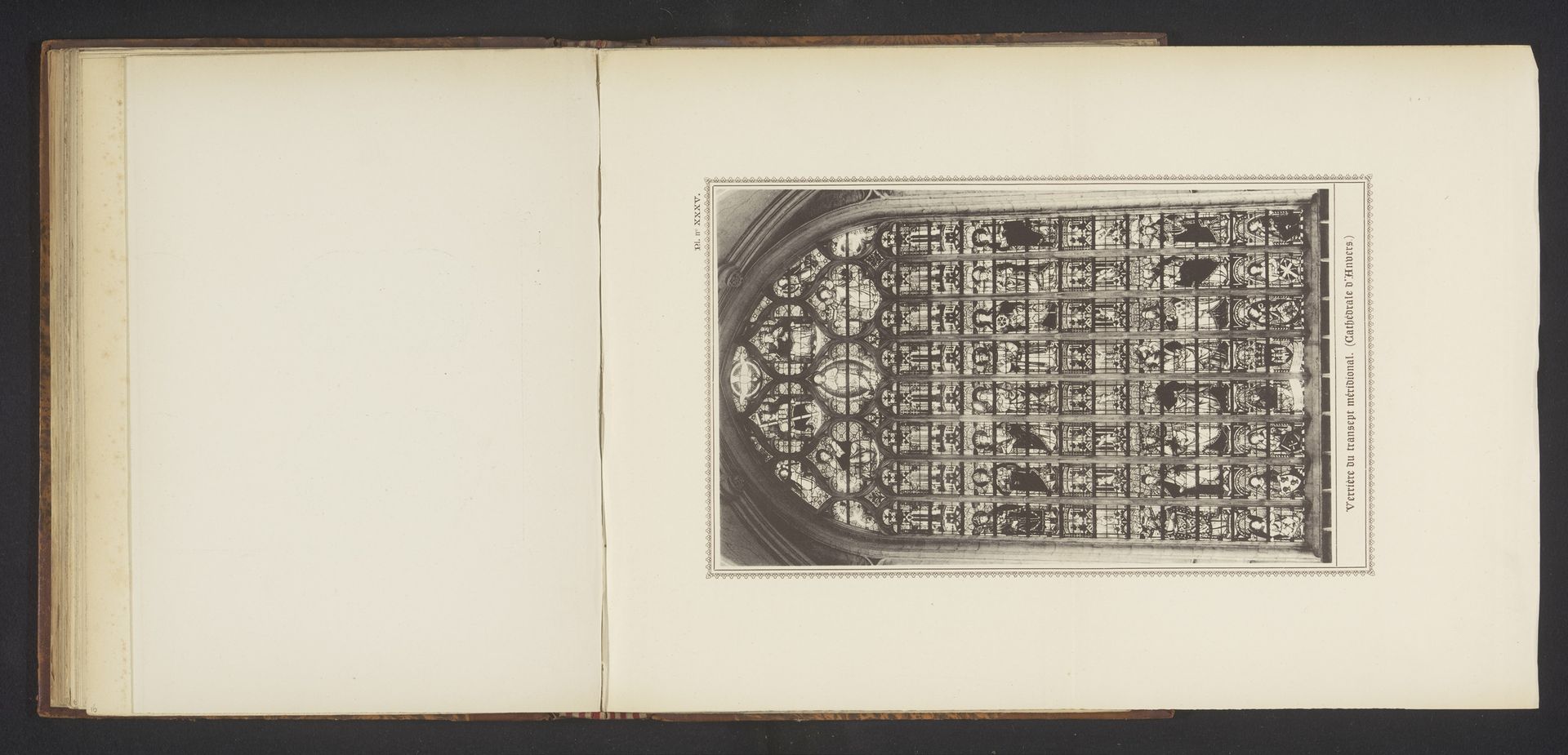 Gebrandschilderd raam in het dwarsschip van de Onze-Lieve-Vrouwekathedraal in Antwerpen, België by Joseph Casier