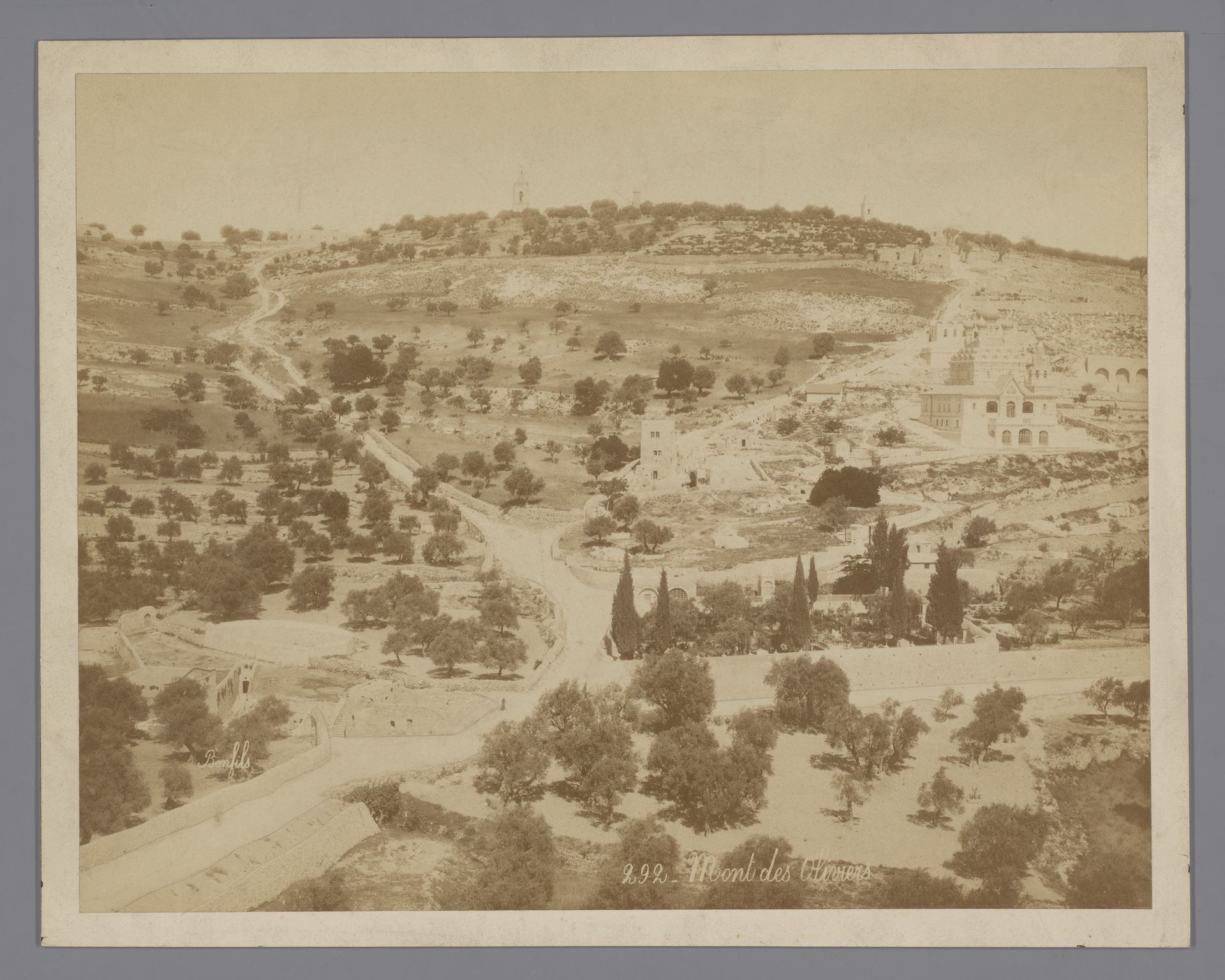 Gezicht op de Olijfberg in Jeruzalem by Félix Bonfils