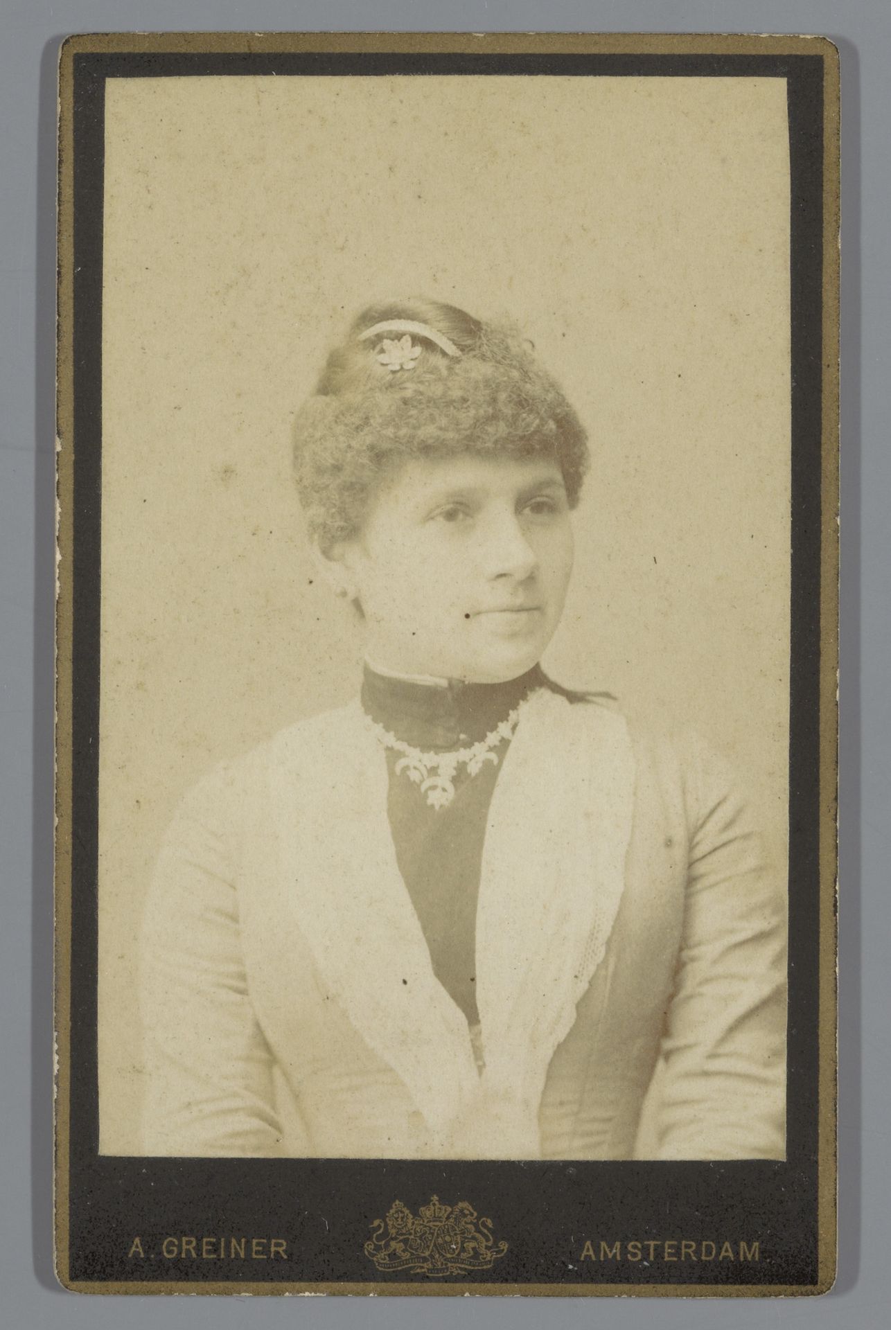 Portret van een onbekende vrouw by Albert Greiner