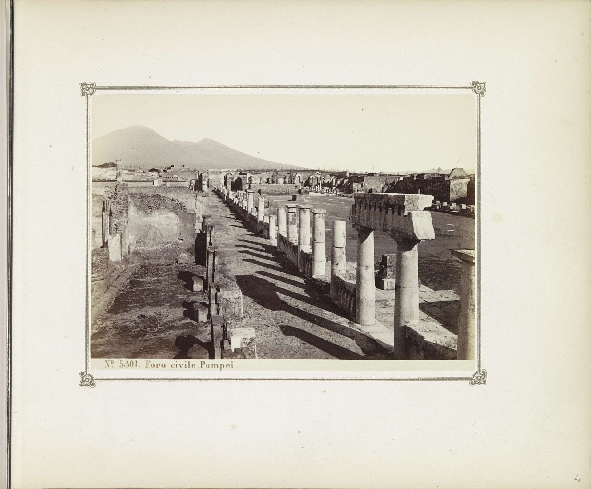 Gezicht op restanten van het forum te Pompeï met op de achtergrond de Vesuvius by Giorgio Sommer