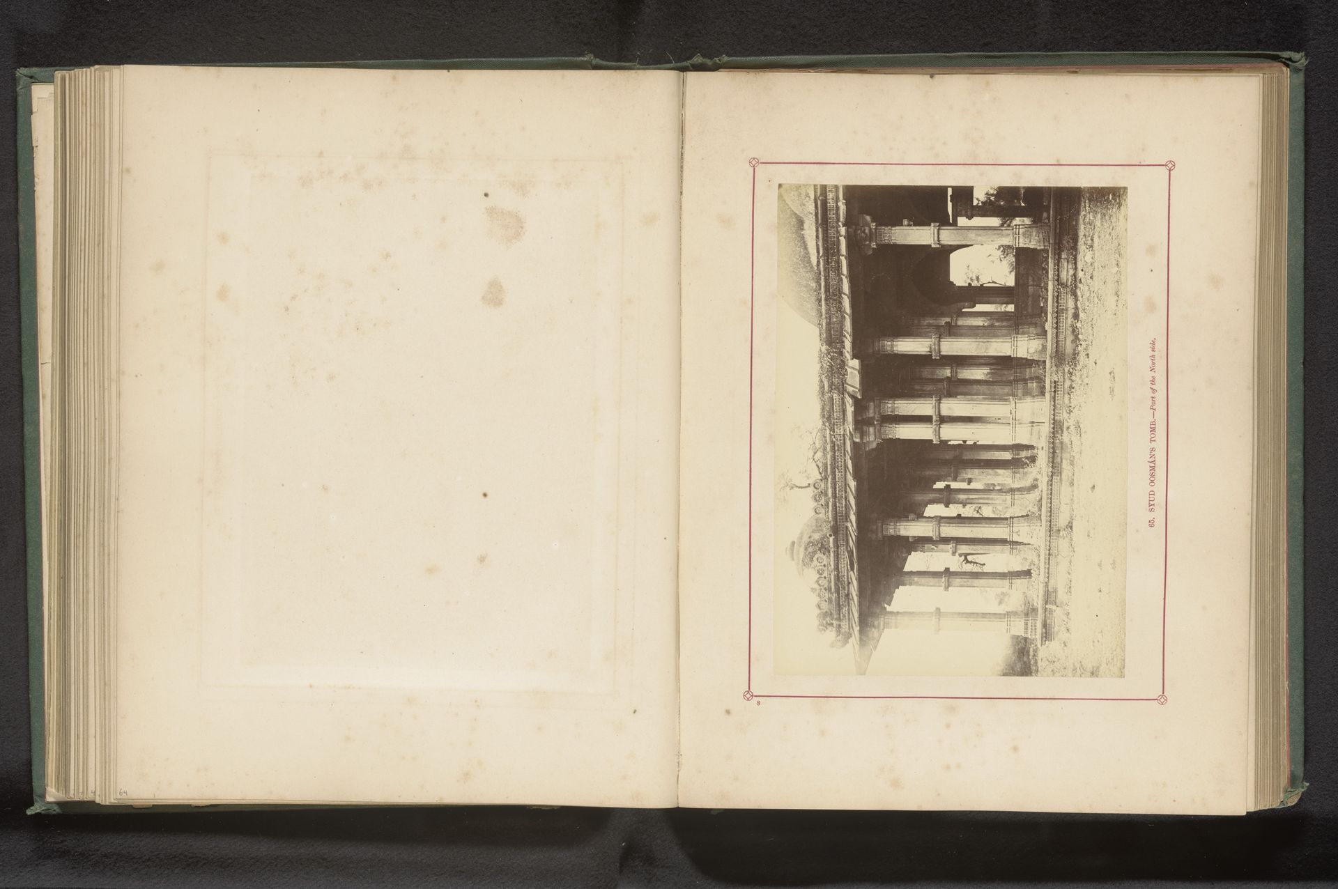 Gezicht op een tombe bij de Saiyad Usman-moskee in Ahmedabad by Thomas Biggs