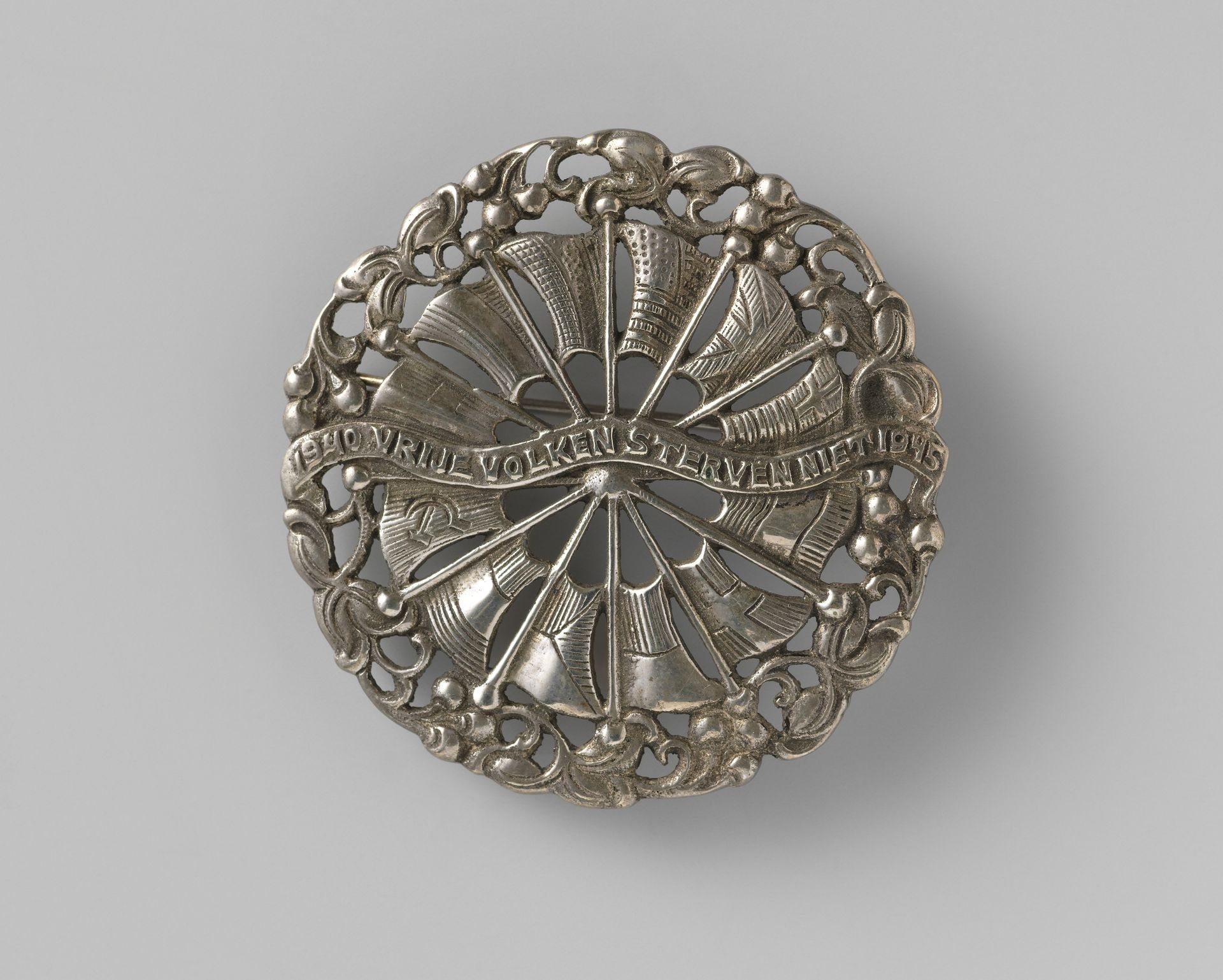 Broche 'Vrije volken sterven niet' by Firma W. Visser