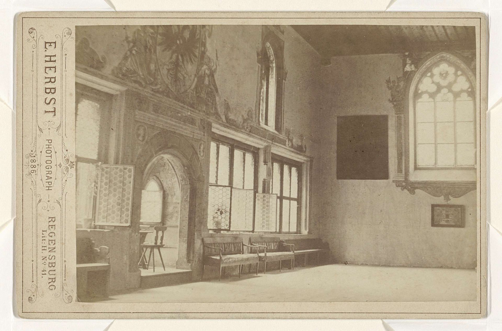 Zaal in het stadhuis van Regensburg by Emil Herbst