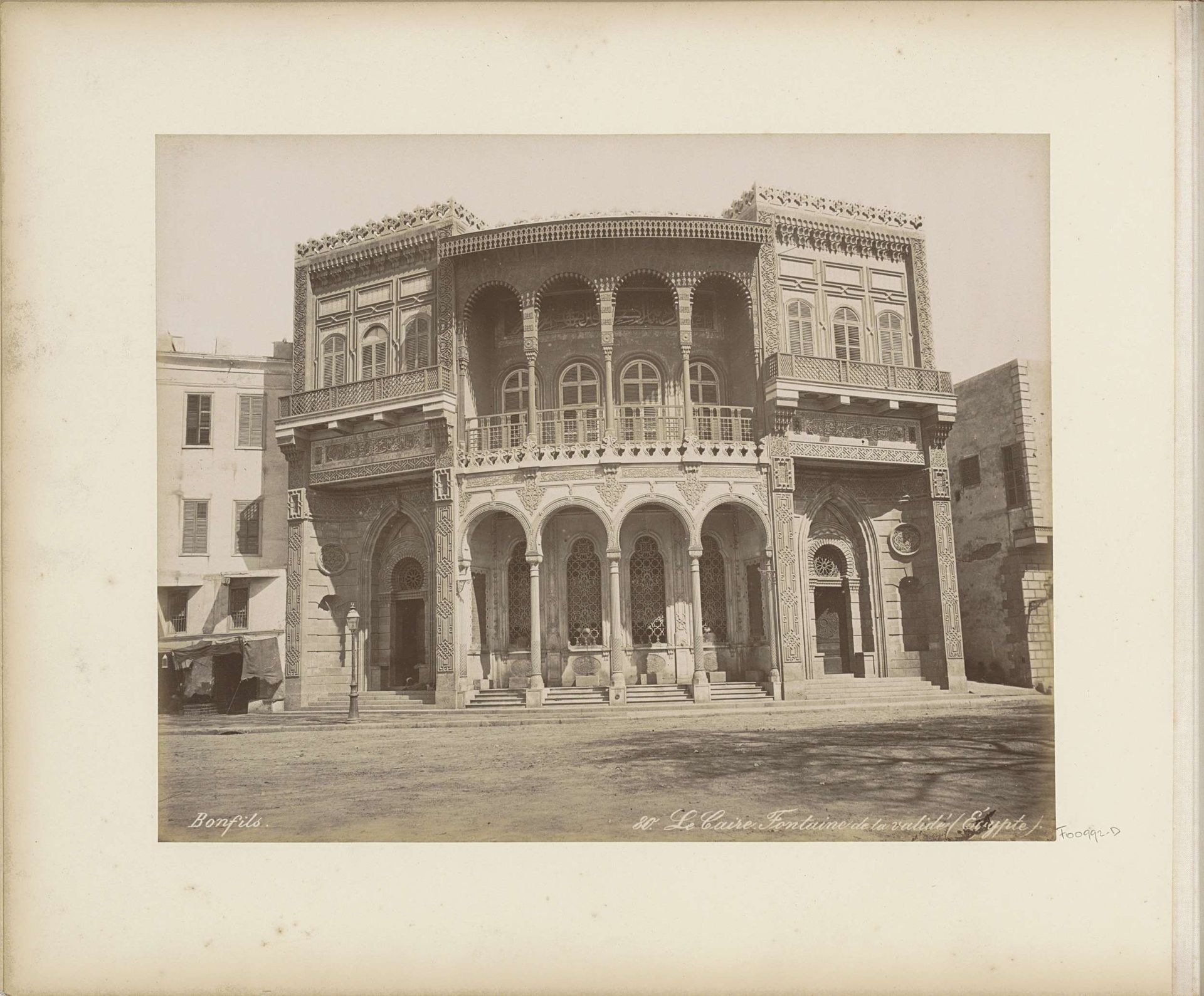Gebouw met bron in Caïro by Maison Bonfils