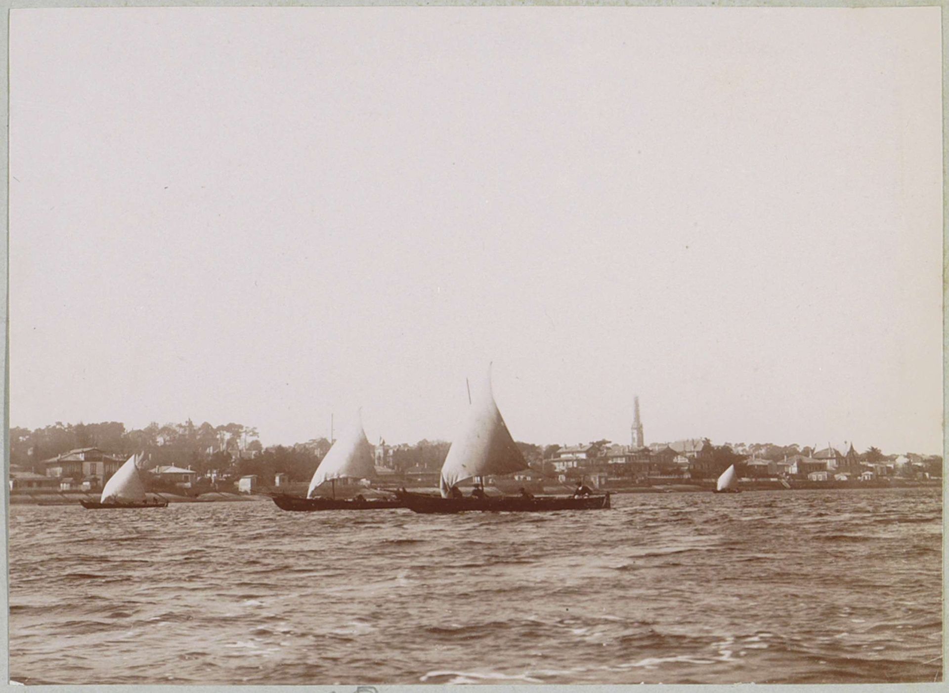 Zeilboten op zee, op de achtergrond vermoedelijk Arcachon by Delizy