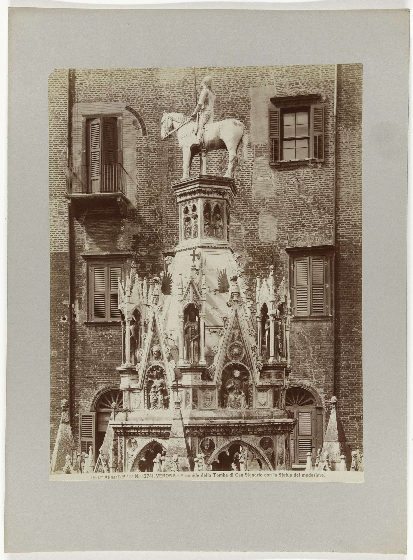 Sculpturale bekroning van de Tomba di Can Signorio by Fratelli Alinari