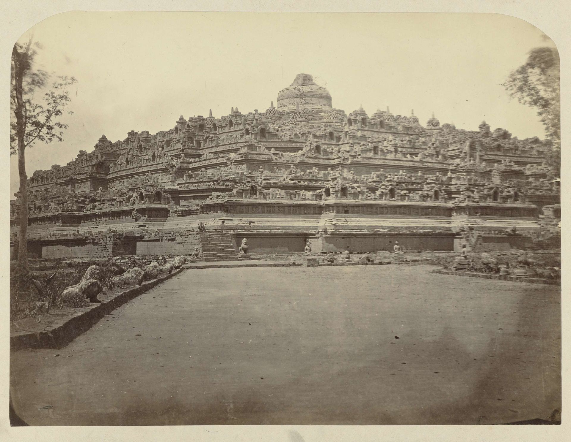 Zicht op de noordzijde van de Borobudur met een aantal van de reliëfs en Boeddha nissen by Isidore Kinsbergen