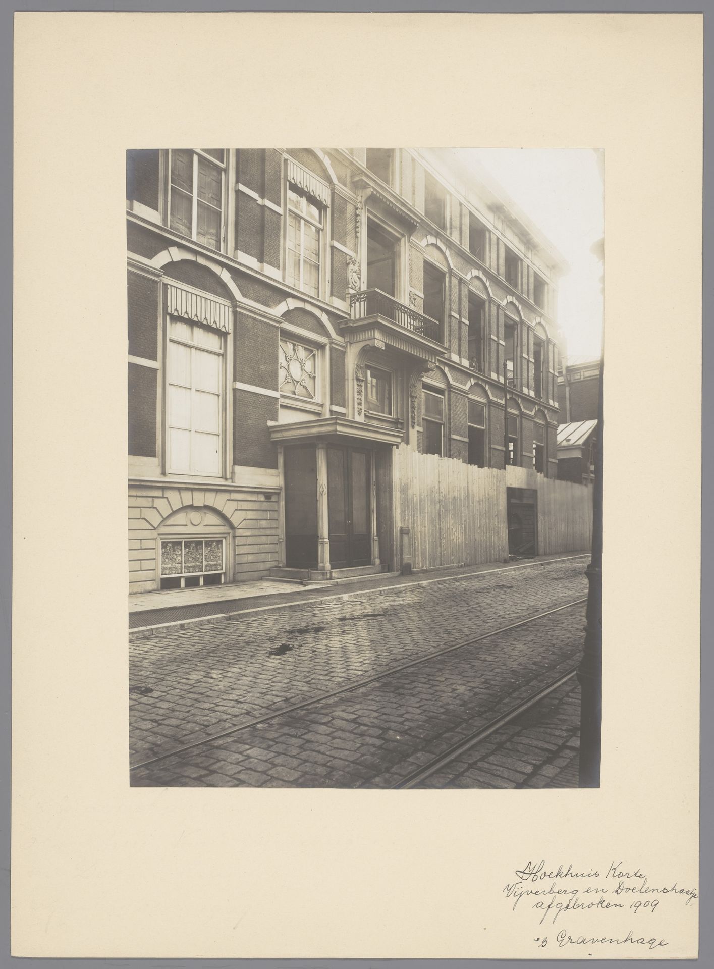 Hoekhuis van de Korte Vijverberg en de Doelenstraat te Den Haag by anoniem (Monumentenzorg)