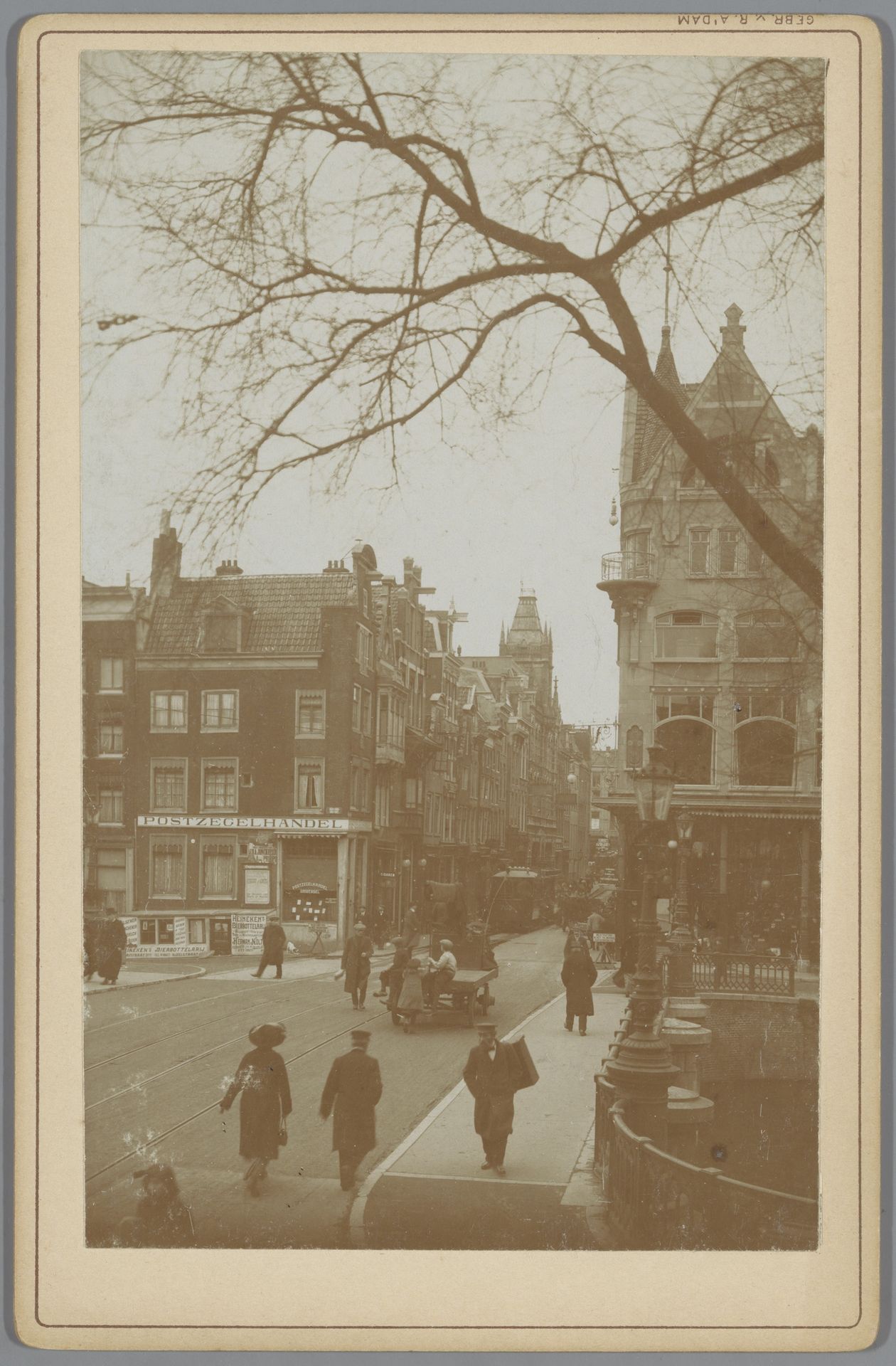 Gezicht op de Keizersgracht en de Vijzelstraat in Amsterdam by Gebr. van R.