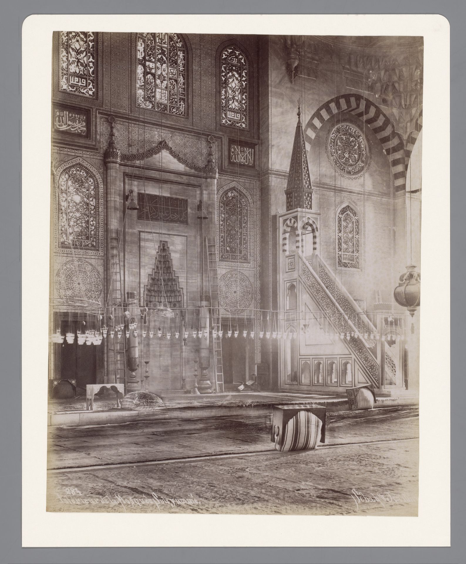 Interieur van de Süleymaniye-moskee in Istanboel by Sébah & Joaillier