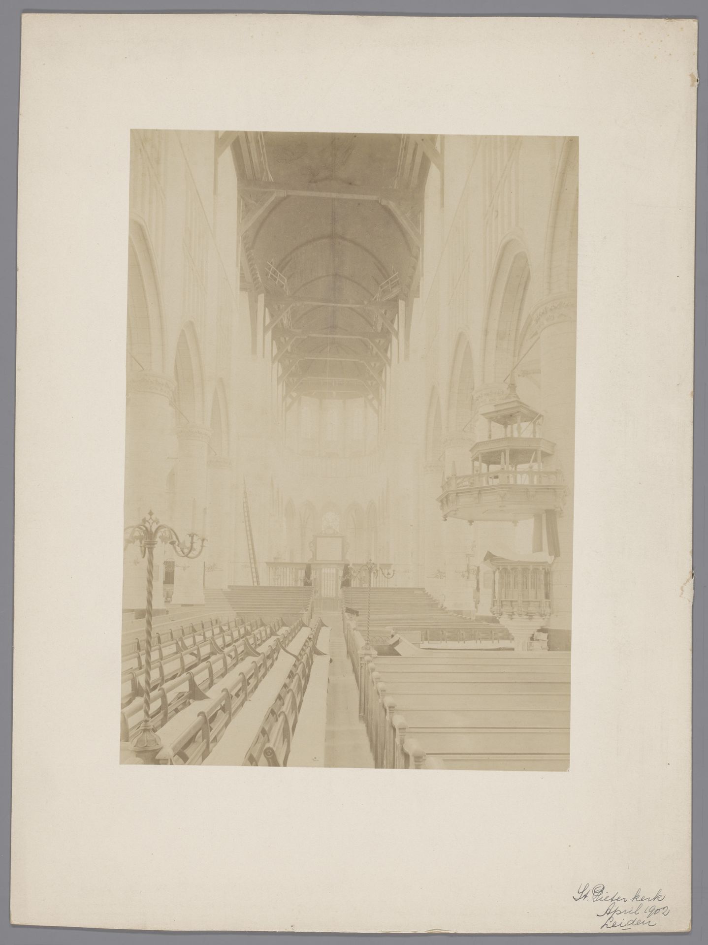 Interieur van de Pieterskerk te Leiden by anoniem (Monumentenzorg)