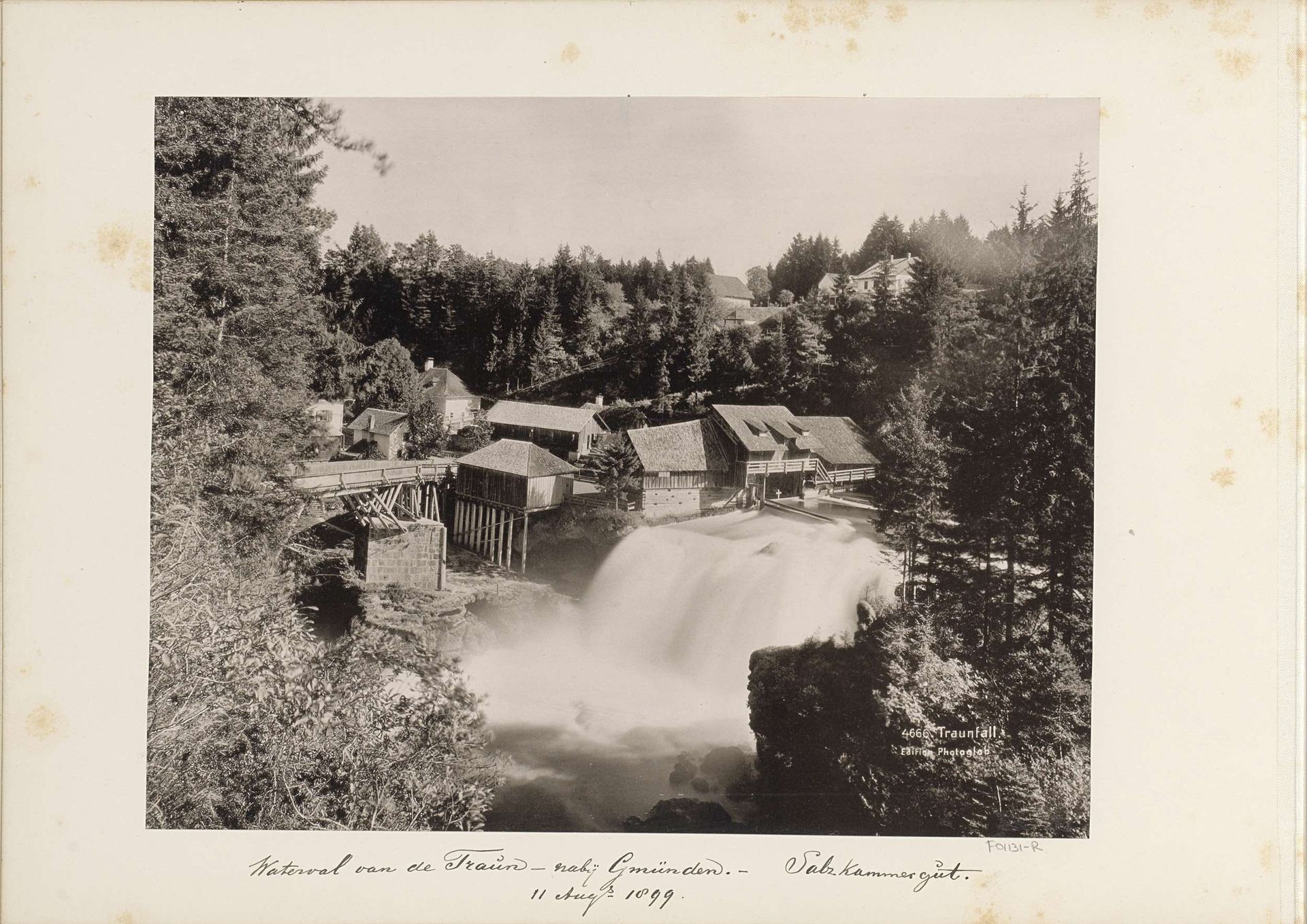Gezicht op de Traunfall in Oostenrijk by Photoglob & Co.