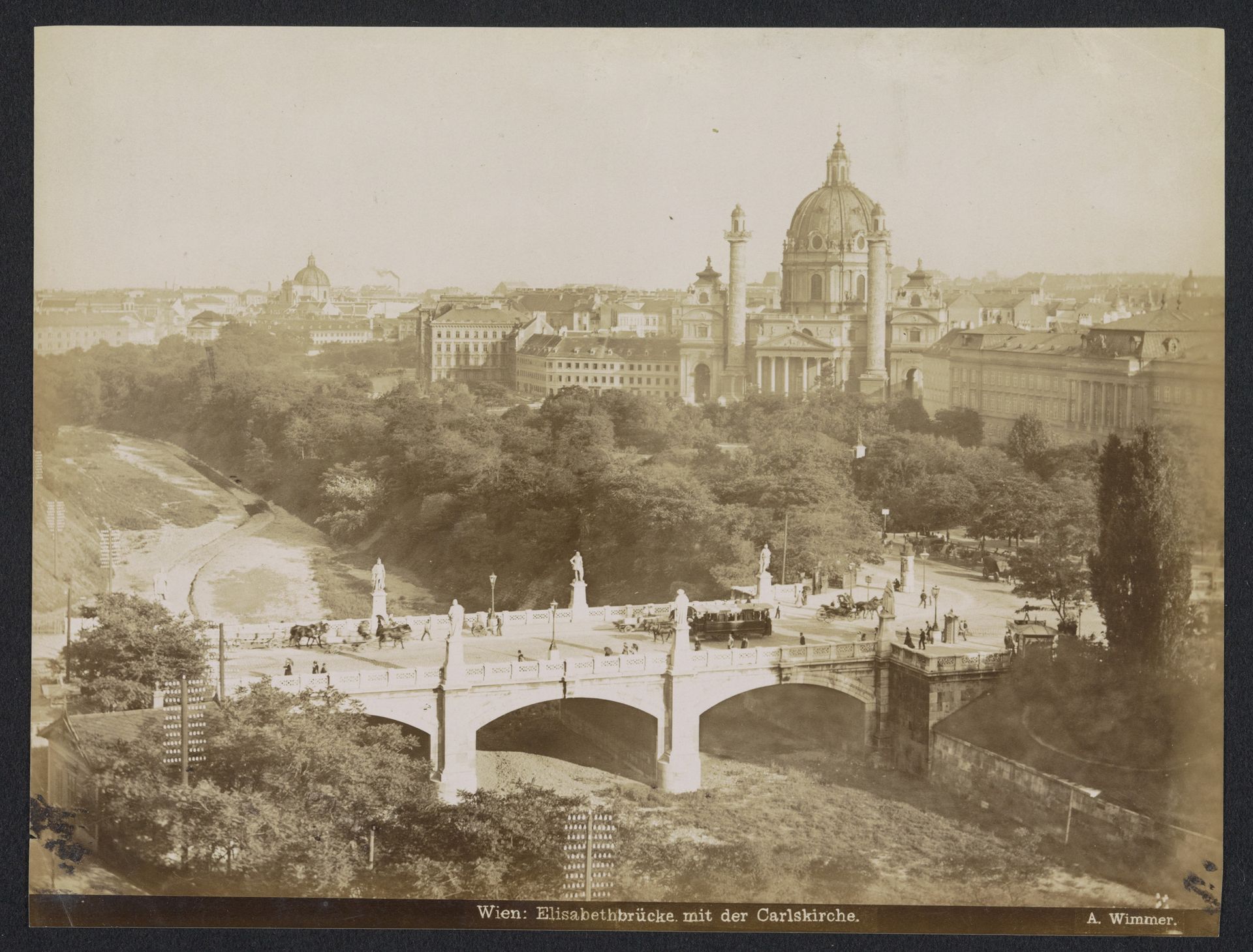 Gezicht op de Elisabethbrücke en de Karlskirche in Wenen, Oostenrijk by A. Wimmer