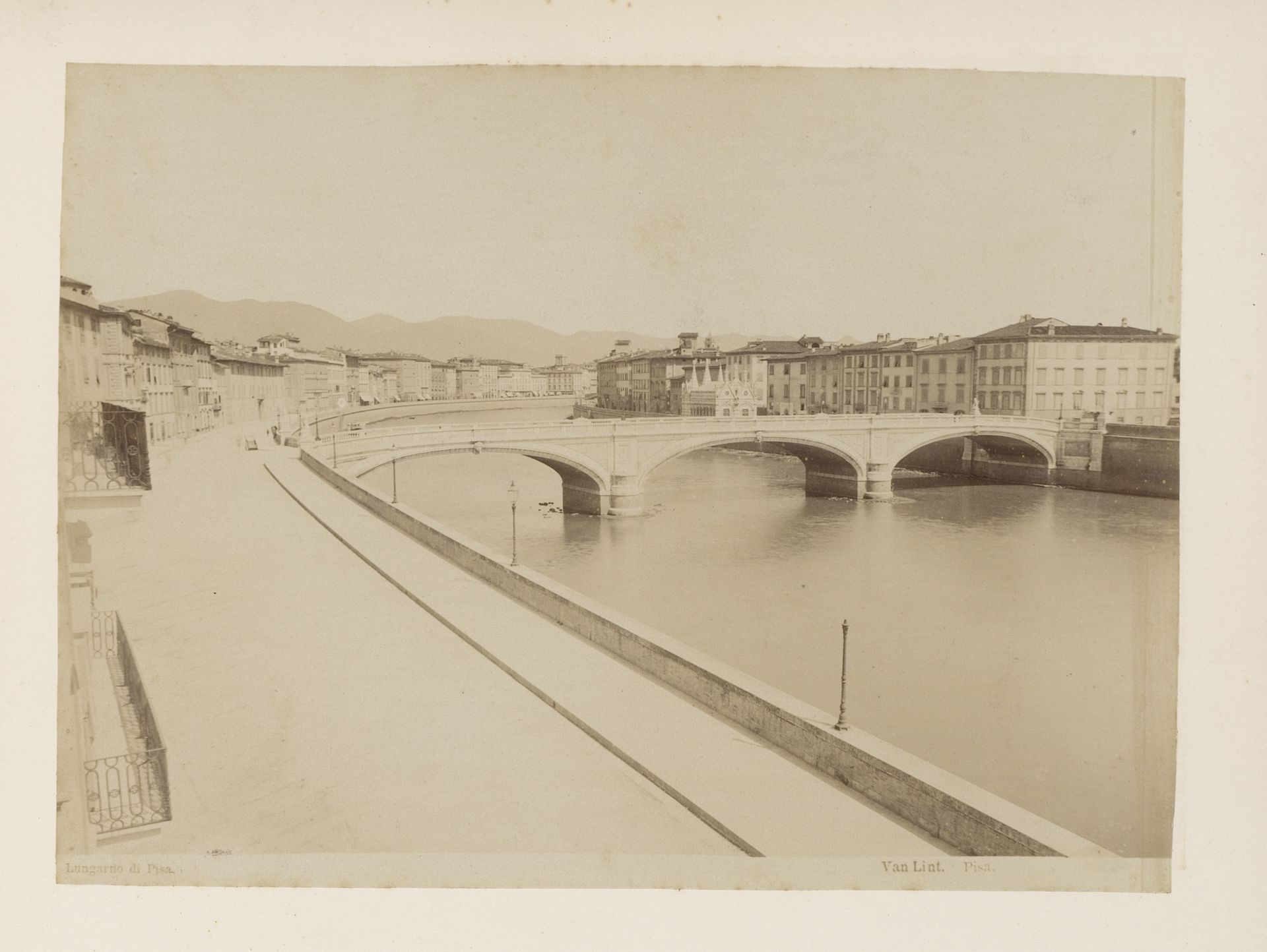Gezicht op de kade langs de Arno in Pisa, Italië by Enrico van Lint