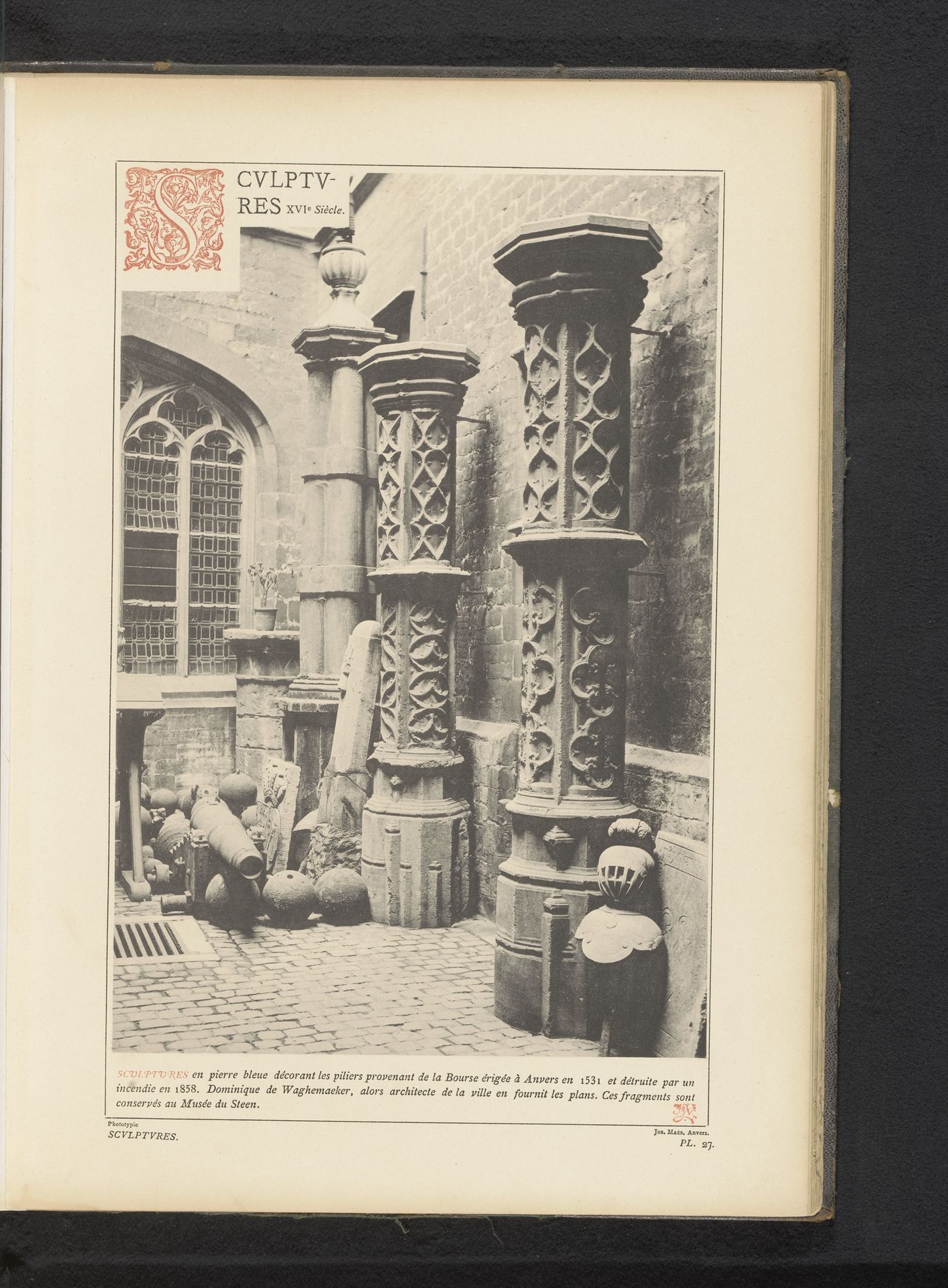 Fragmenten van sculpturen en pilaren van de Beurs van Antwerpen in Museum het Steen te Antwerpen by Anonymous