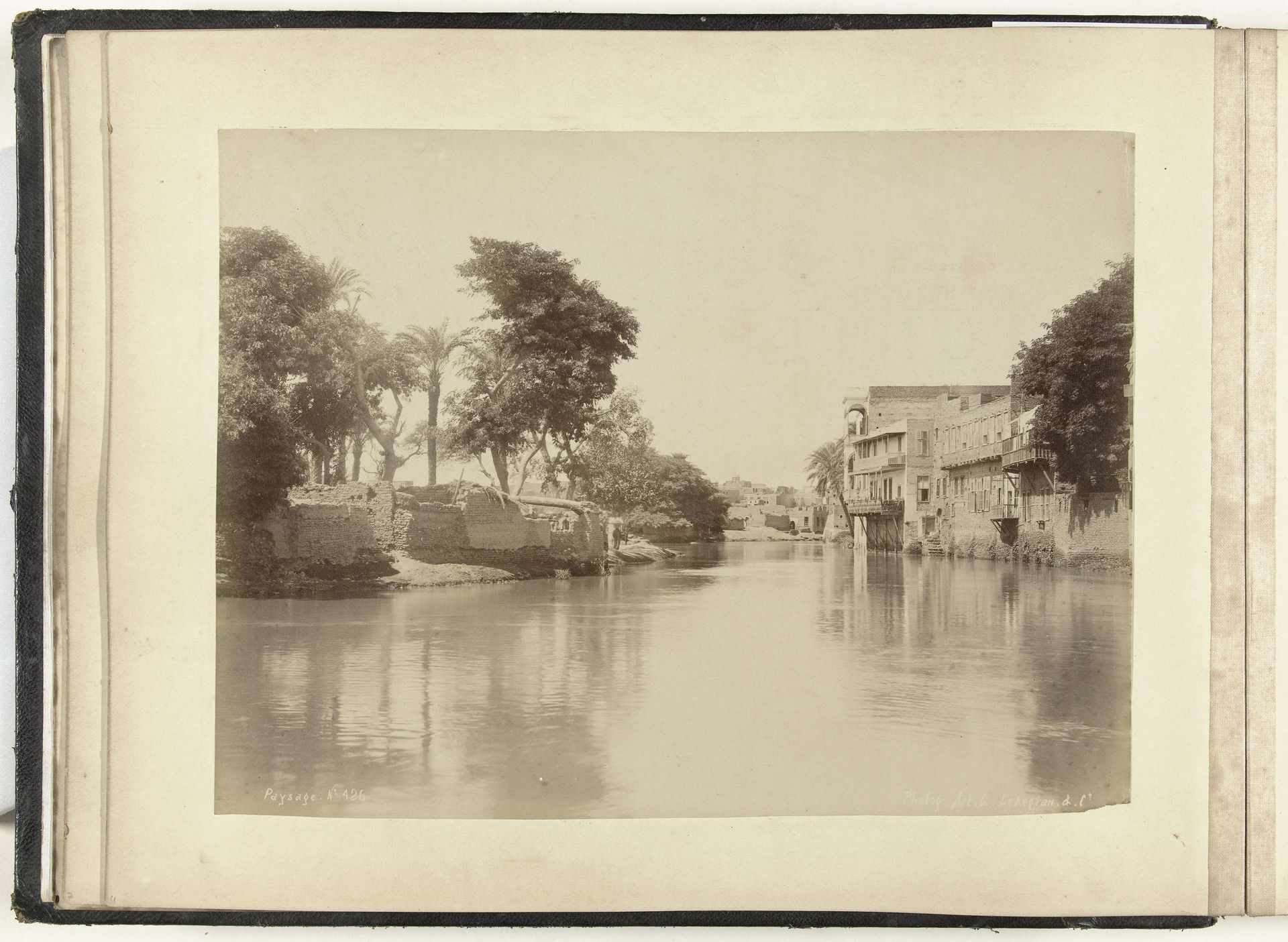 Dorp aan een rivier in Egypte by G. Lekegian & Co.