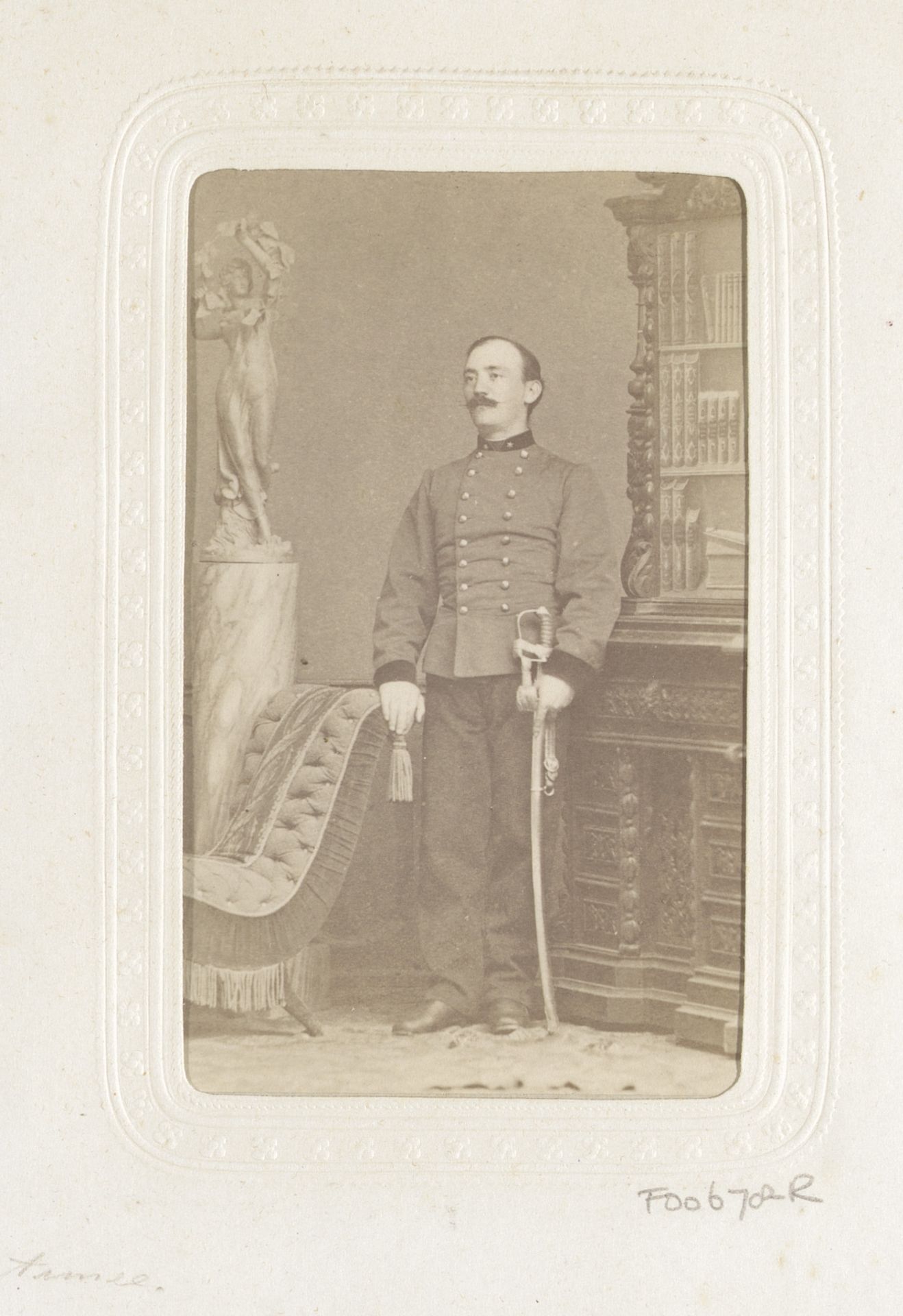 Portret van een staande man in uniform by Karol Divald