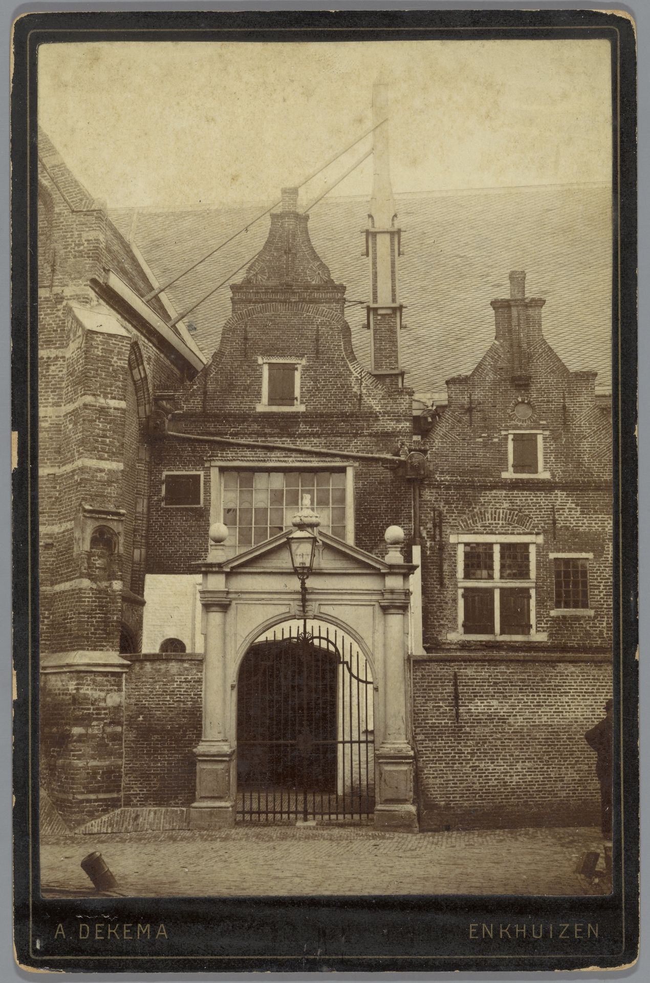 Poort van de Zuiderkerk in Enkhuizen by Albert Dekema