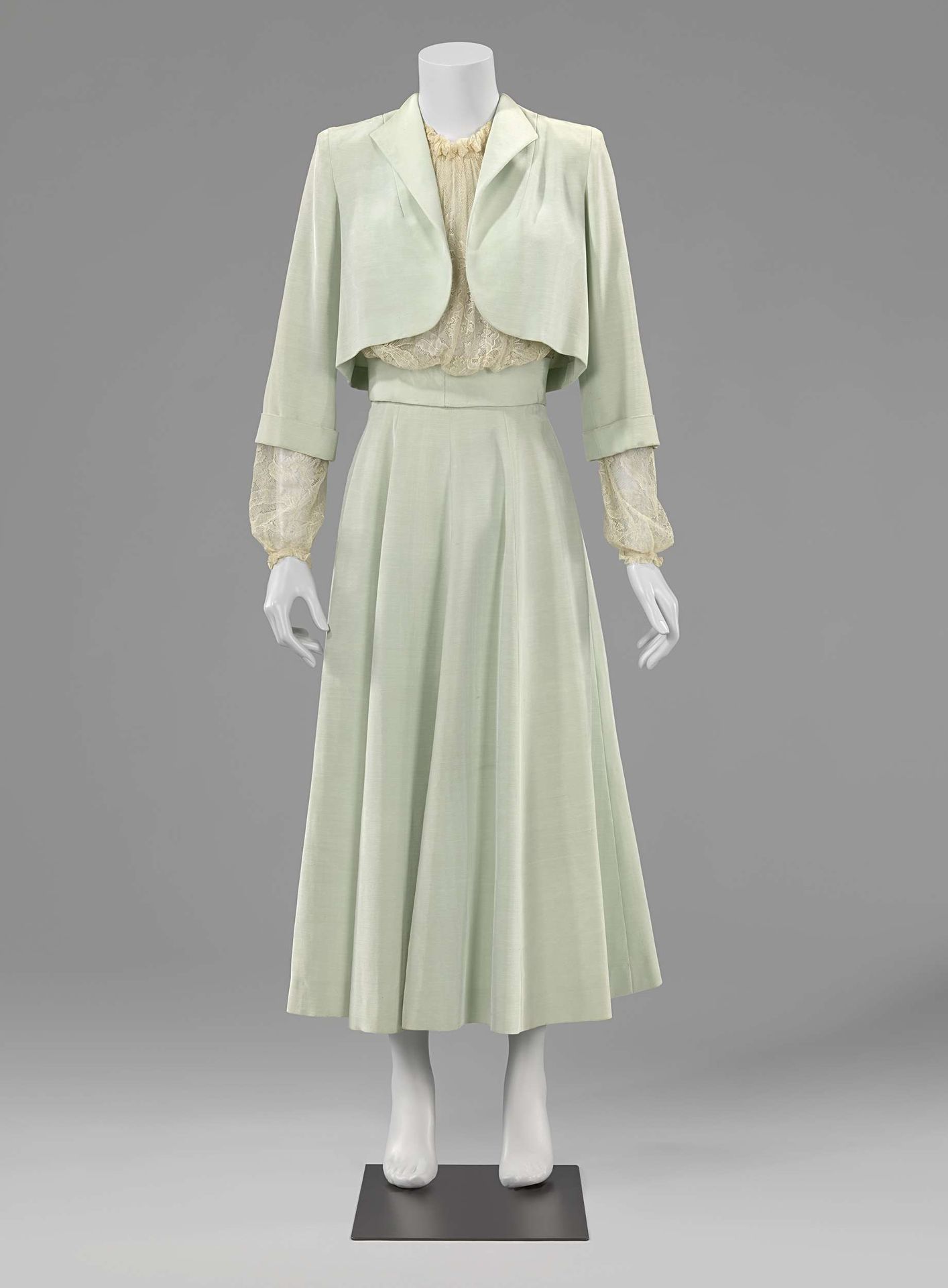 Crèmekleurige kanten blouse met lange mouwen, veel ruimte door aanrimpeling in het voorpand en ronde hals met klein aangerimpelde ruche. by mevrouw Stapelveld