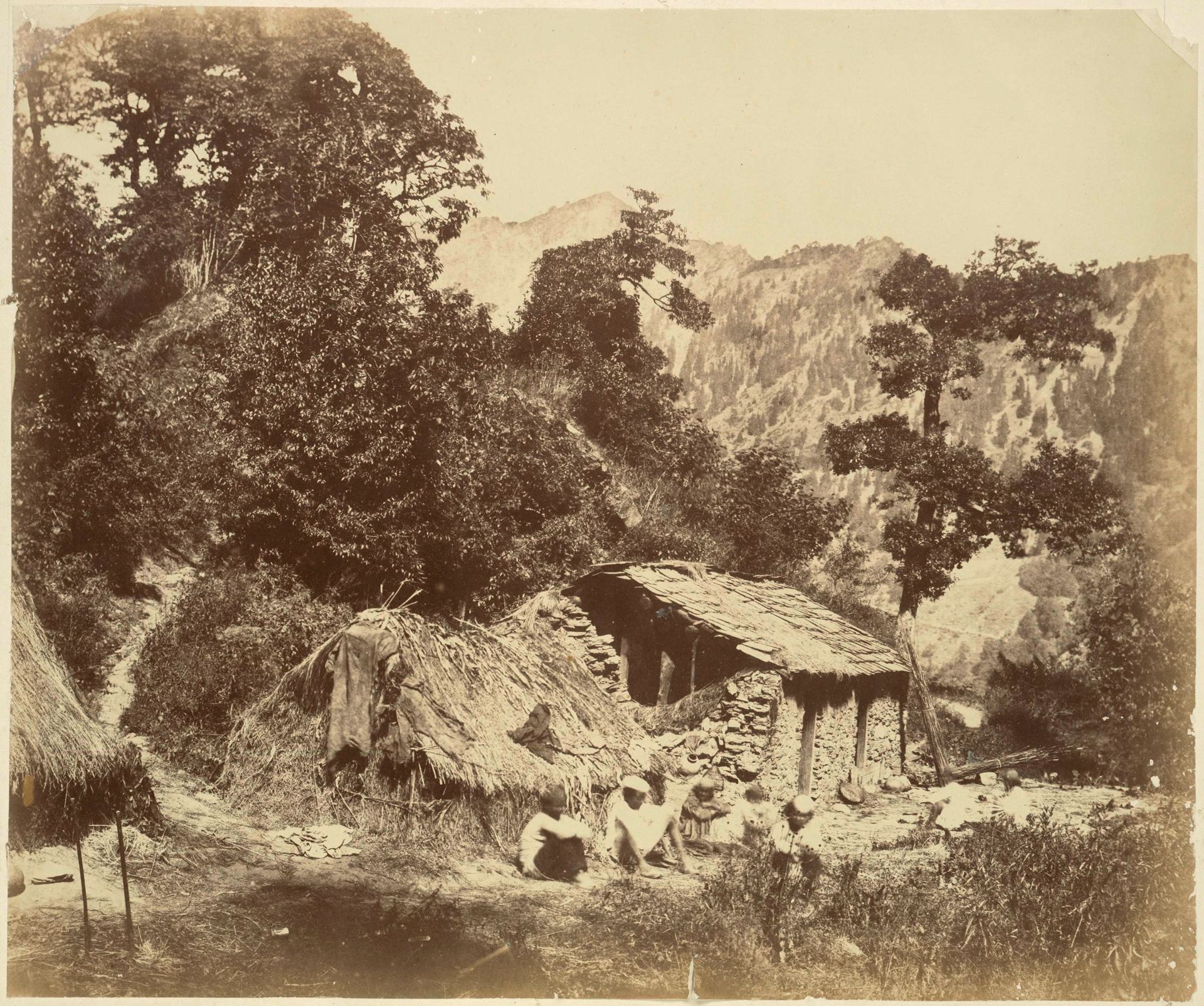 Mandenmakershut in Naini Tal, Uttar Pradesh, Noord-India by John Murray