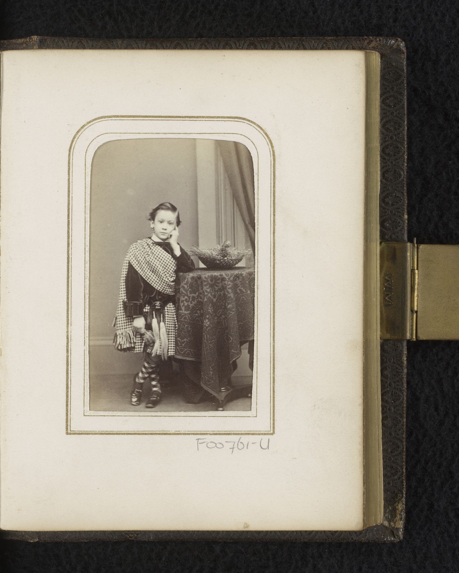 Portret van een jongen in Schotse klederdracht by Richard Allen & Son
