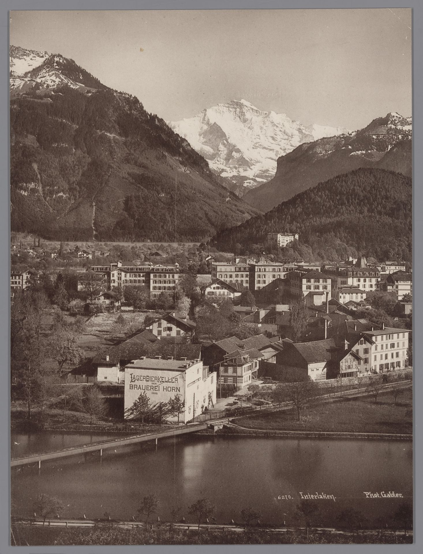 Gezicht op Interlaken, op de voorgrond de brouwerij van Emil Horn by Arthur Gabler