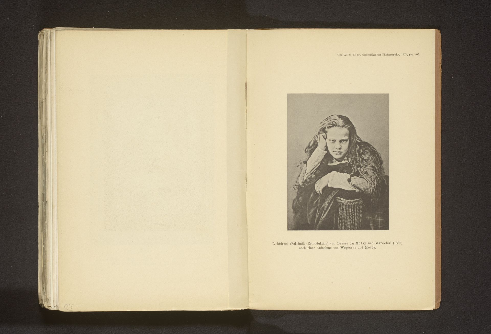 Portret van een onbekend meisje by Heinrich (fotograaf) Wegener