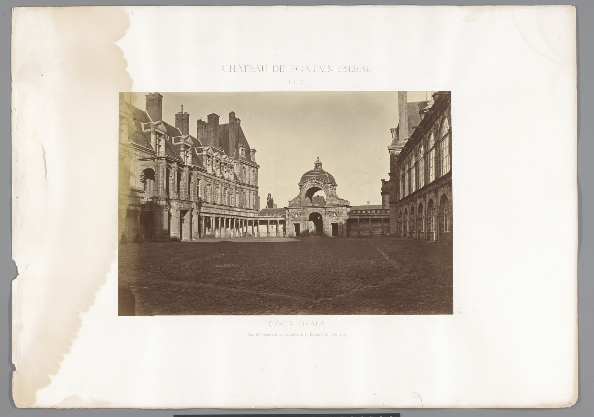 Gezicht op de binnenplaats van het Kasteel van Fontainebleau, Frankrijk by Médéric Mieusement