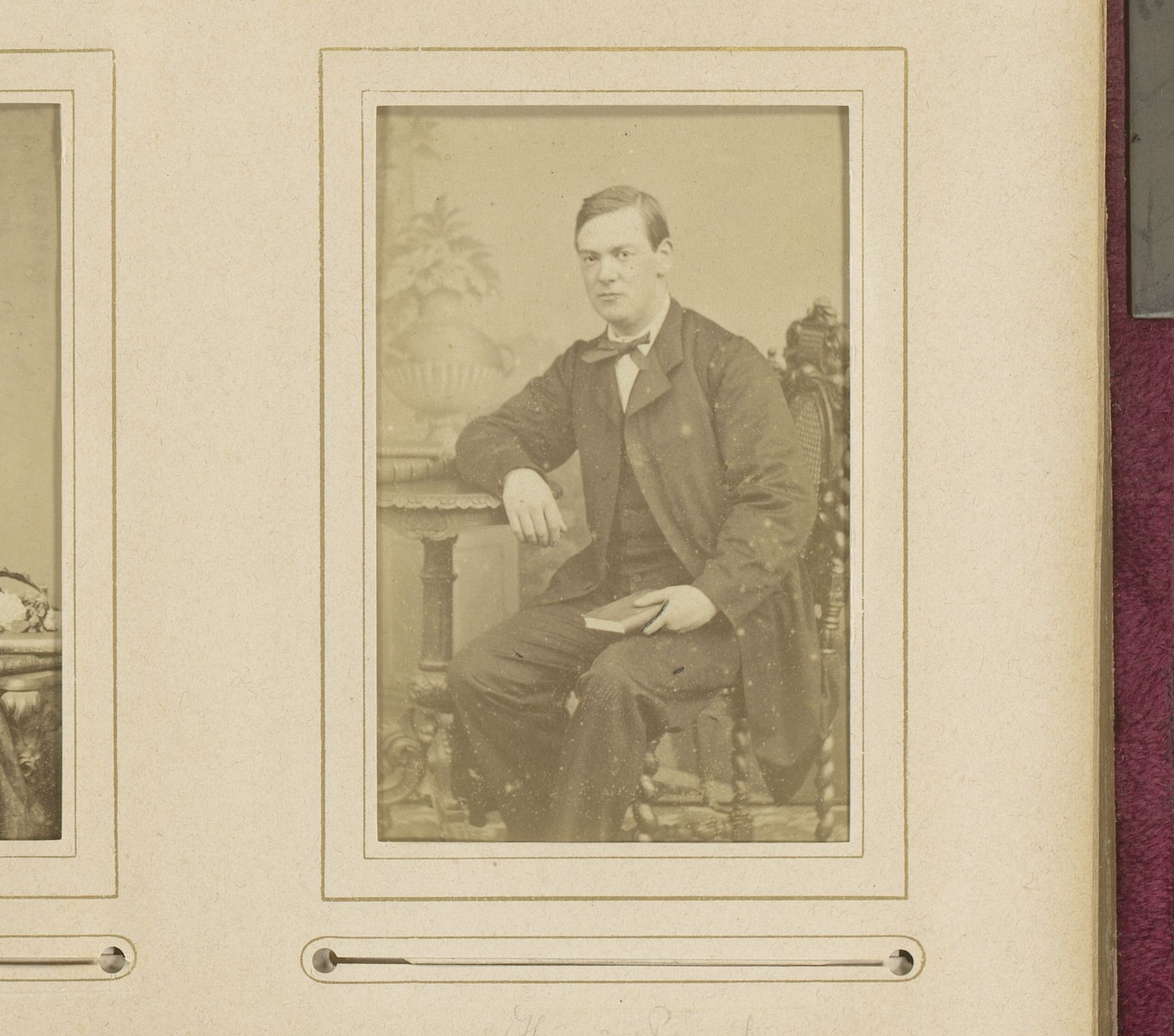 Portret van een zittende man met boek by Henri Pronk