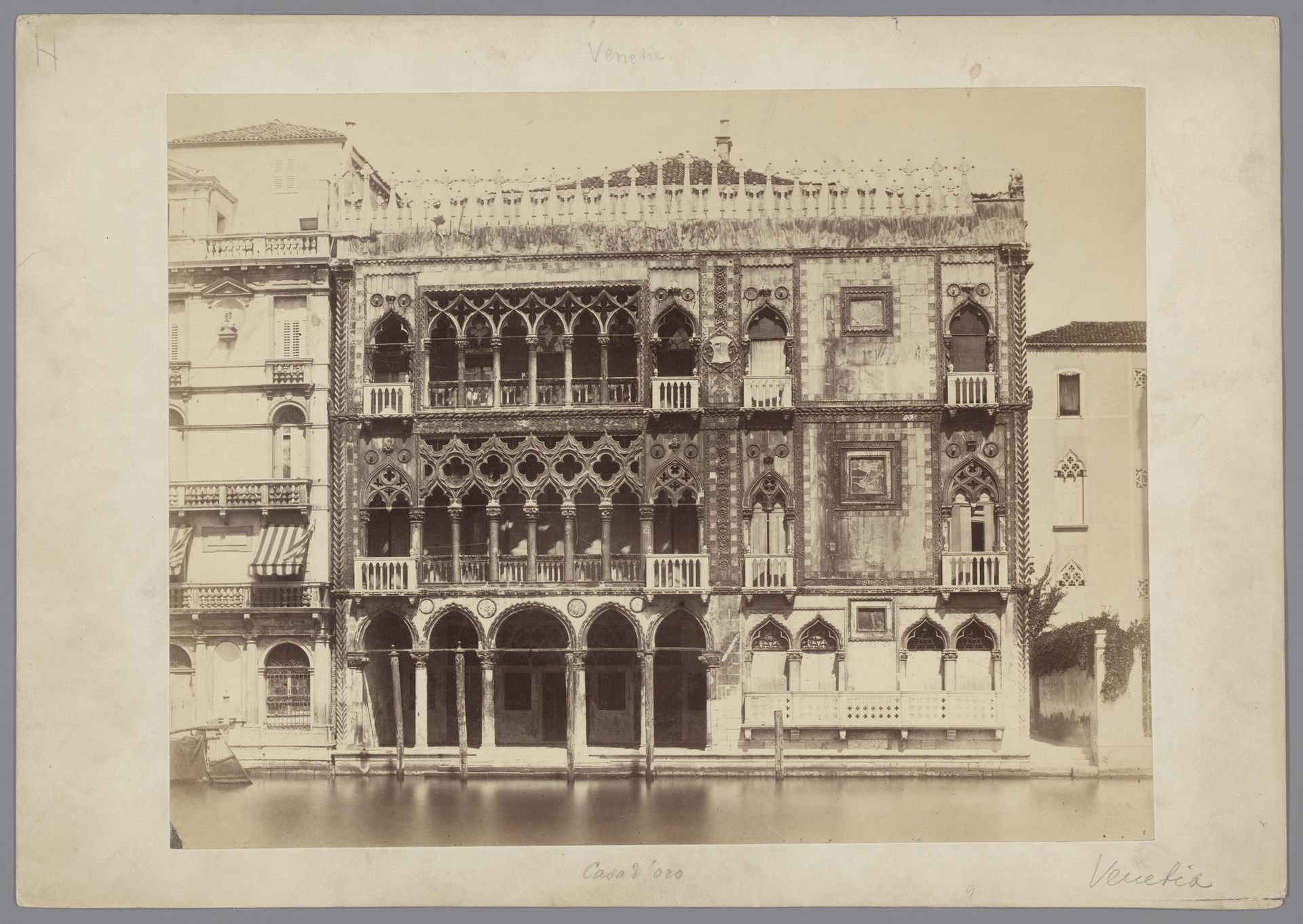 Façade van het Ca' d'Oro te Venetië, Italië by Carlo Ponti