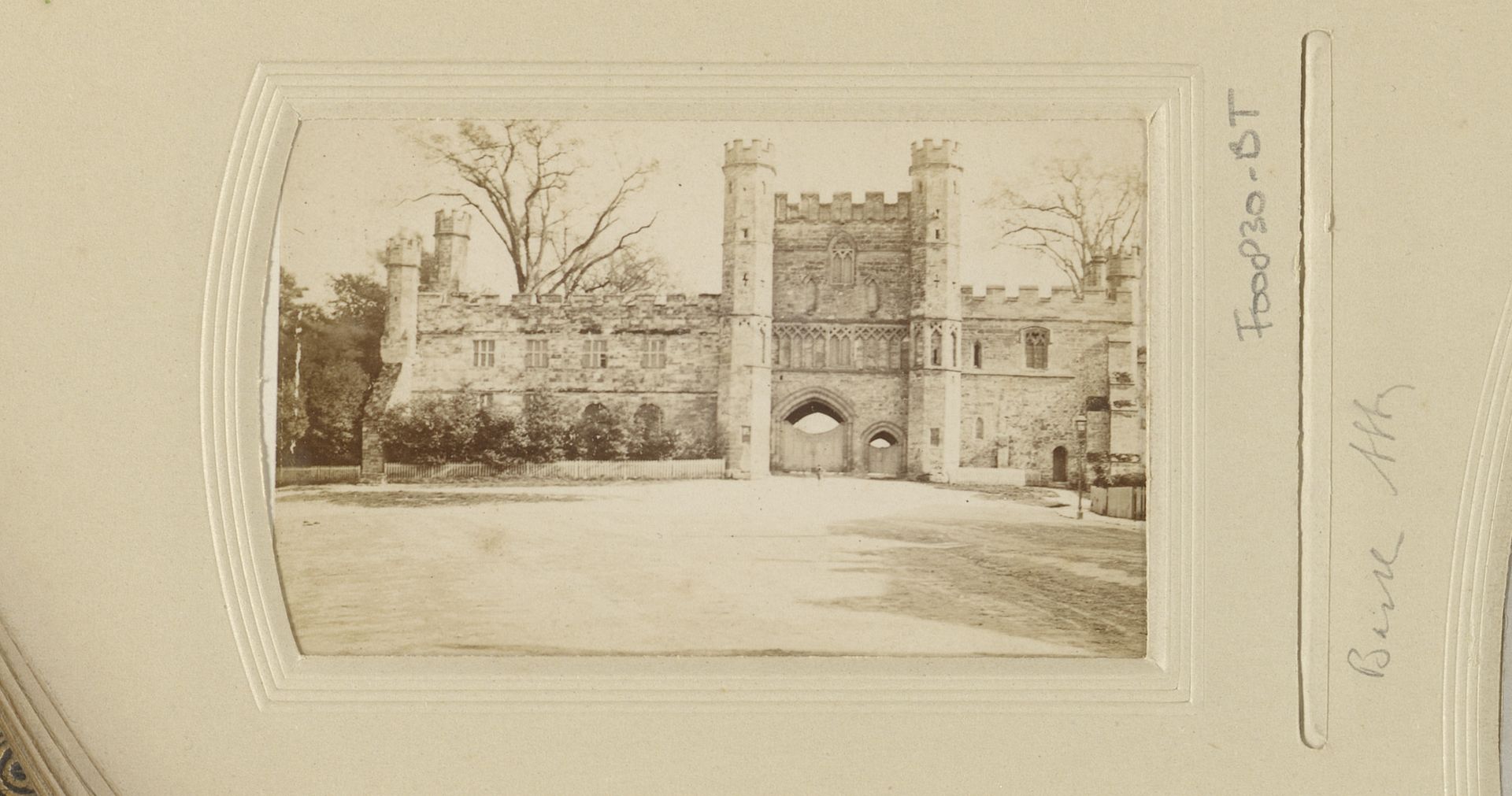 Gezicht op Battle Abbey by Frances Sutherland Mann