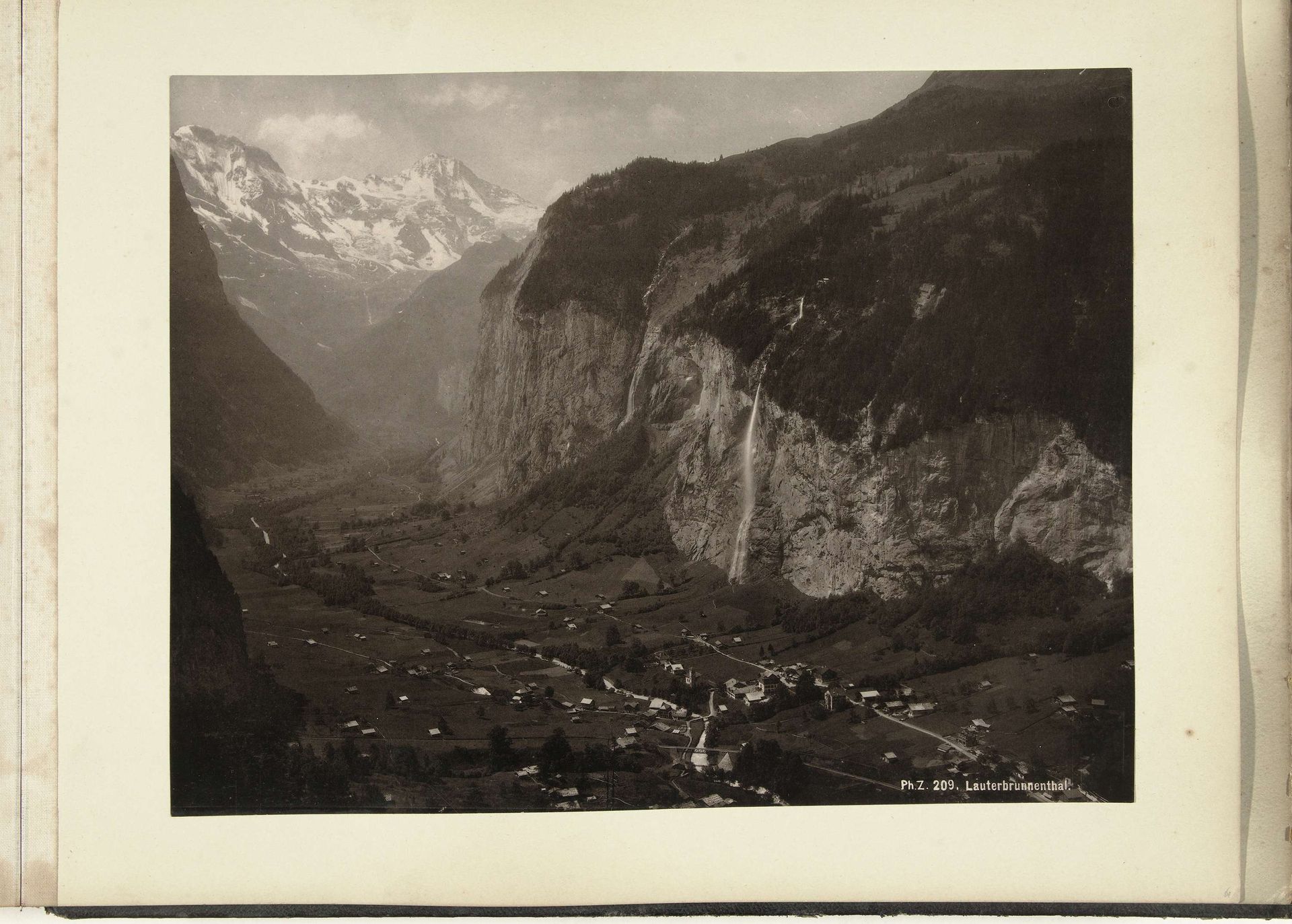 Gezicht op het Lauterbrunnenthal in Zwitserland by Anonymous