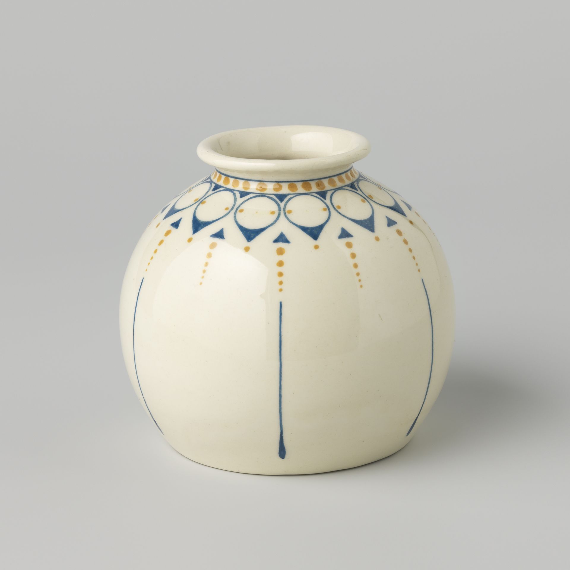 Vaas met geometrisch ornament in blauw en geel by Th. Verstraaten