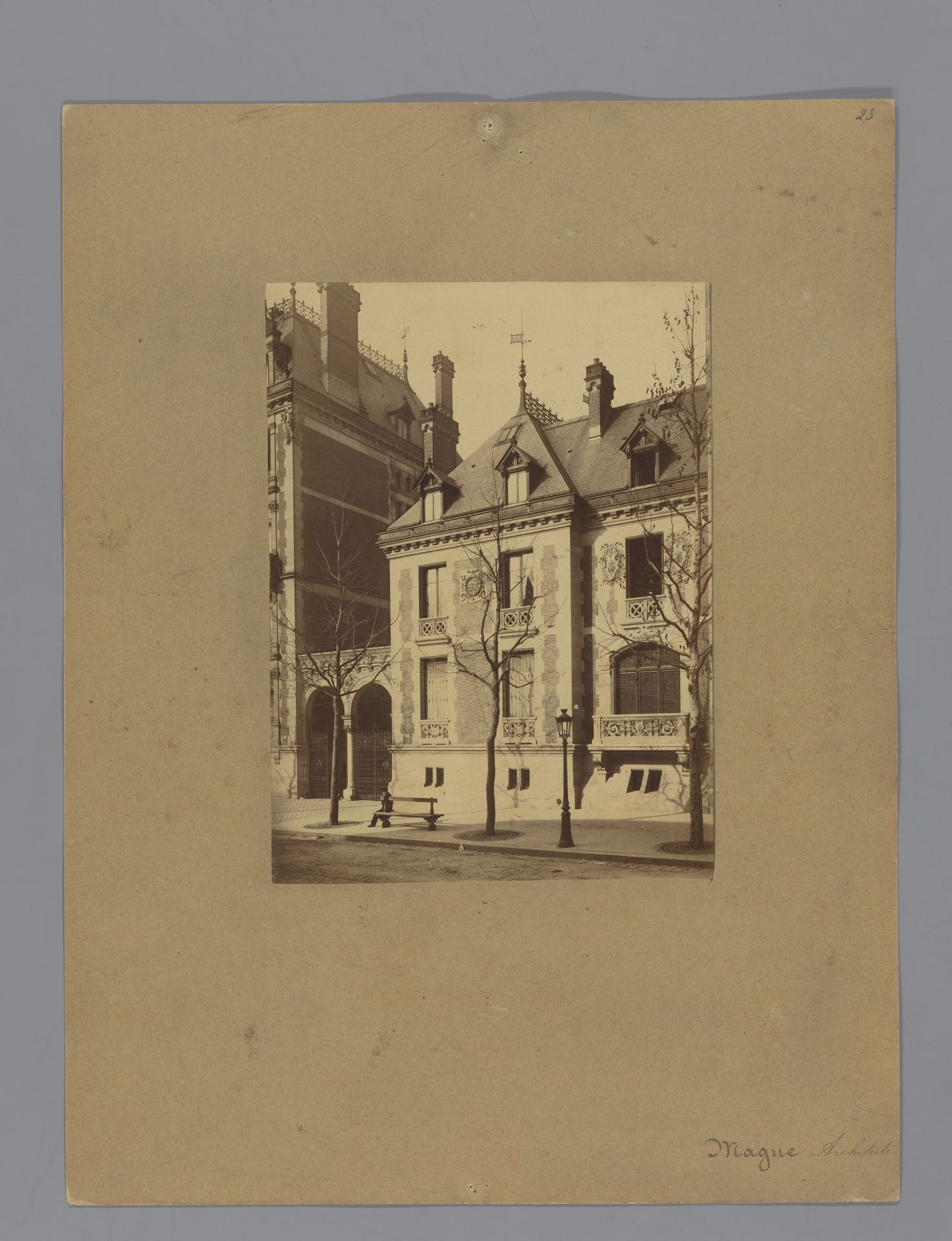 Façade van een villa in Parijs, ontworpen door Auguste-Joseph Magne by Lampué et Cie