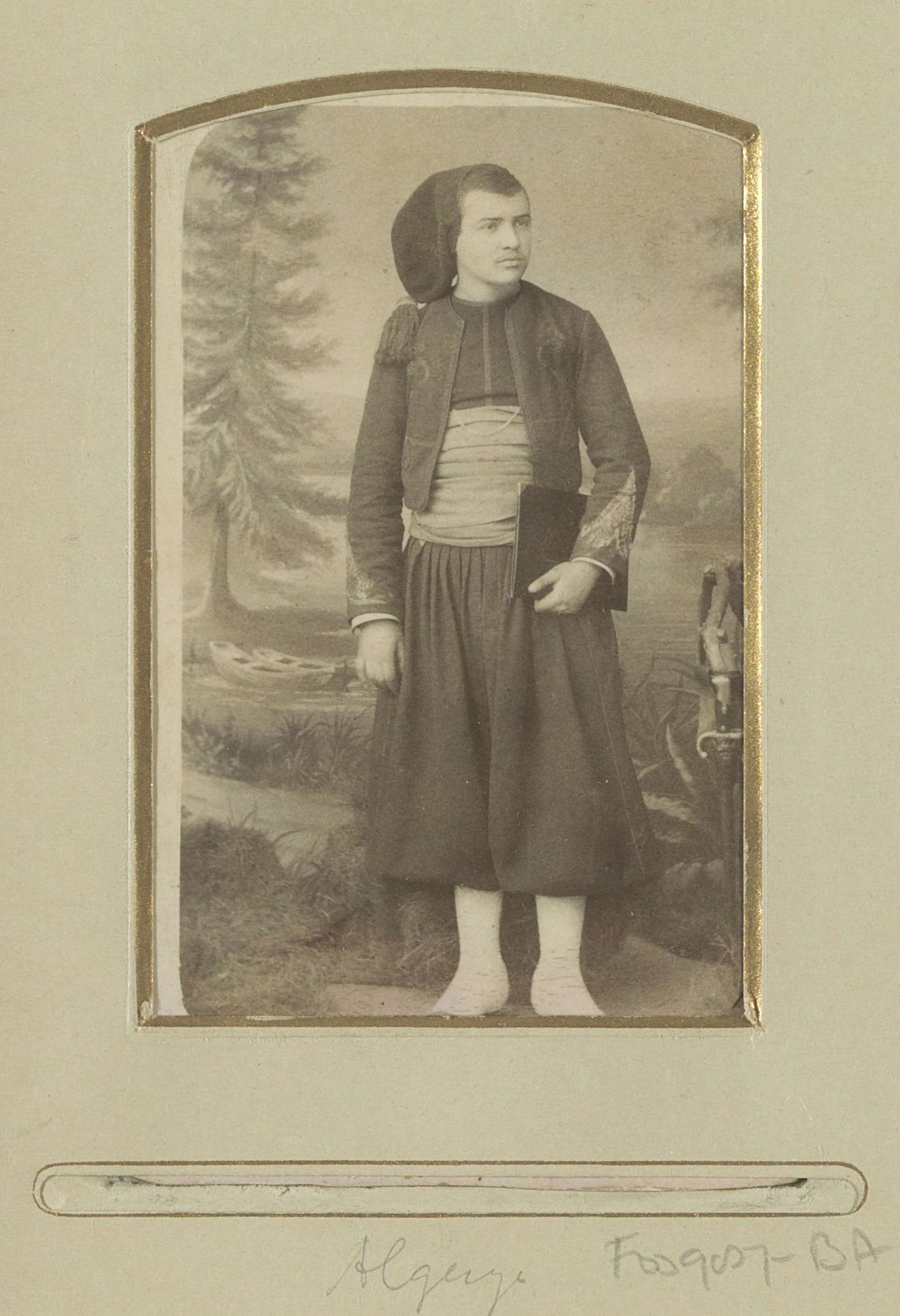 Portret van een Algerijnse zoeaaf, staand met boek in de hand by Photographie du Regiment Réservé