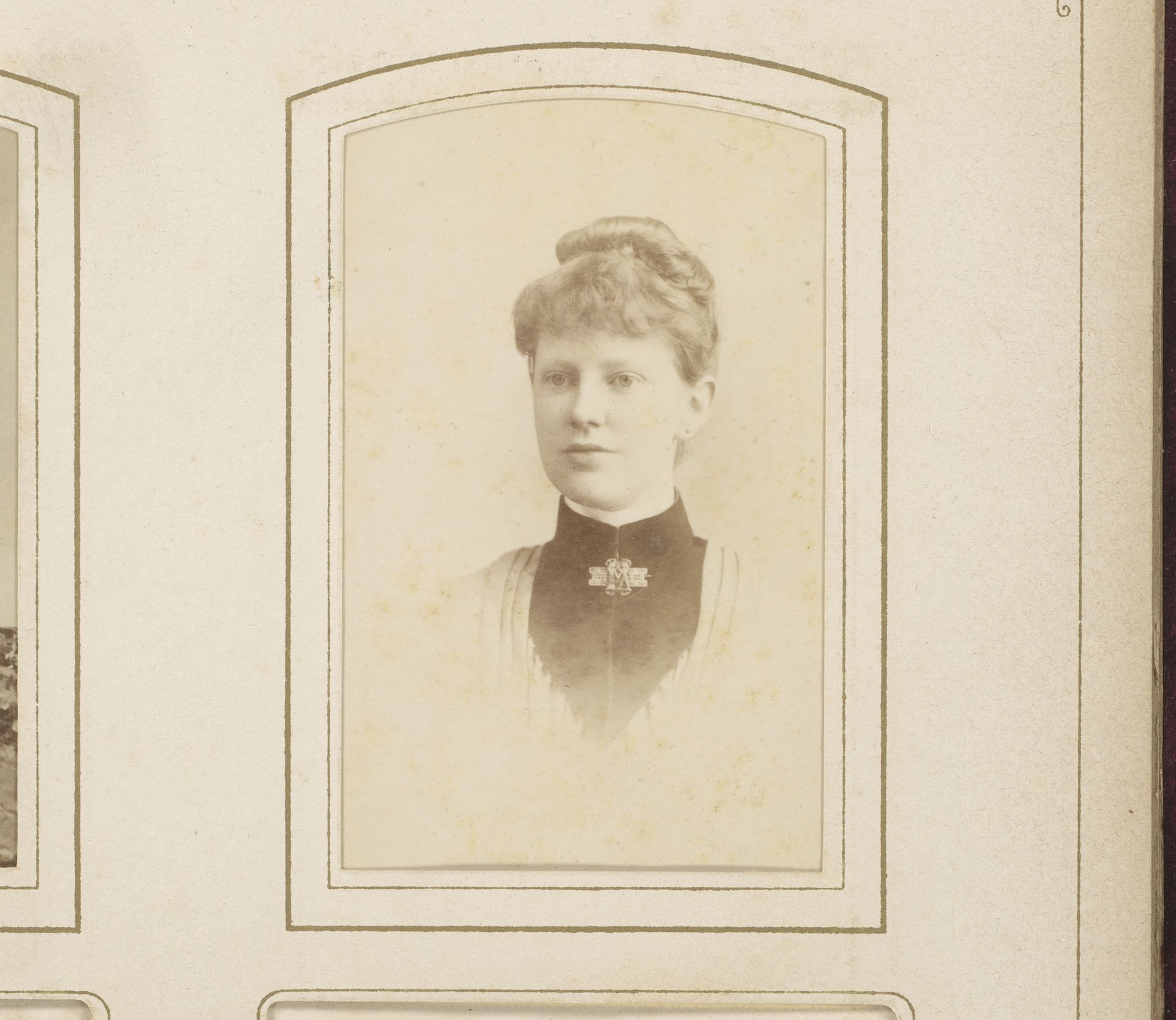 Portret van een vrouw met halssieraad by Adolphe Zimmermans