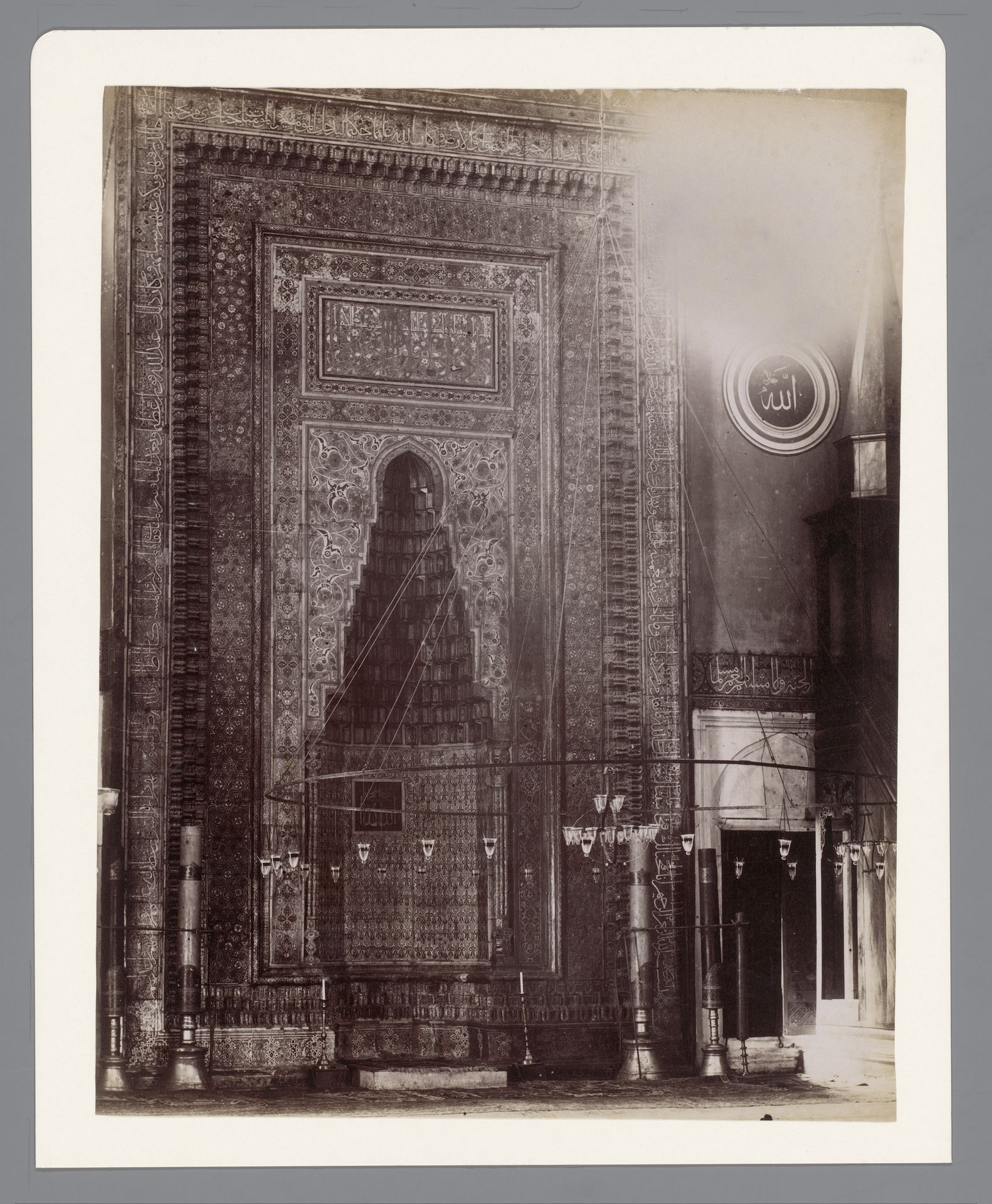 Interieur van een moskee, mogelijk in Istanboel by Sébah & Joaillier