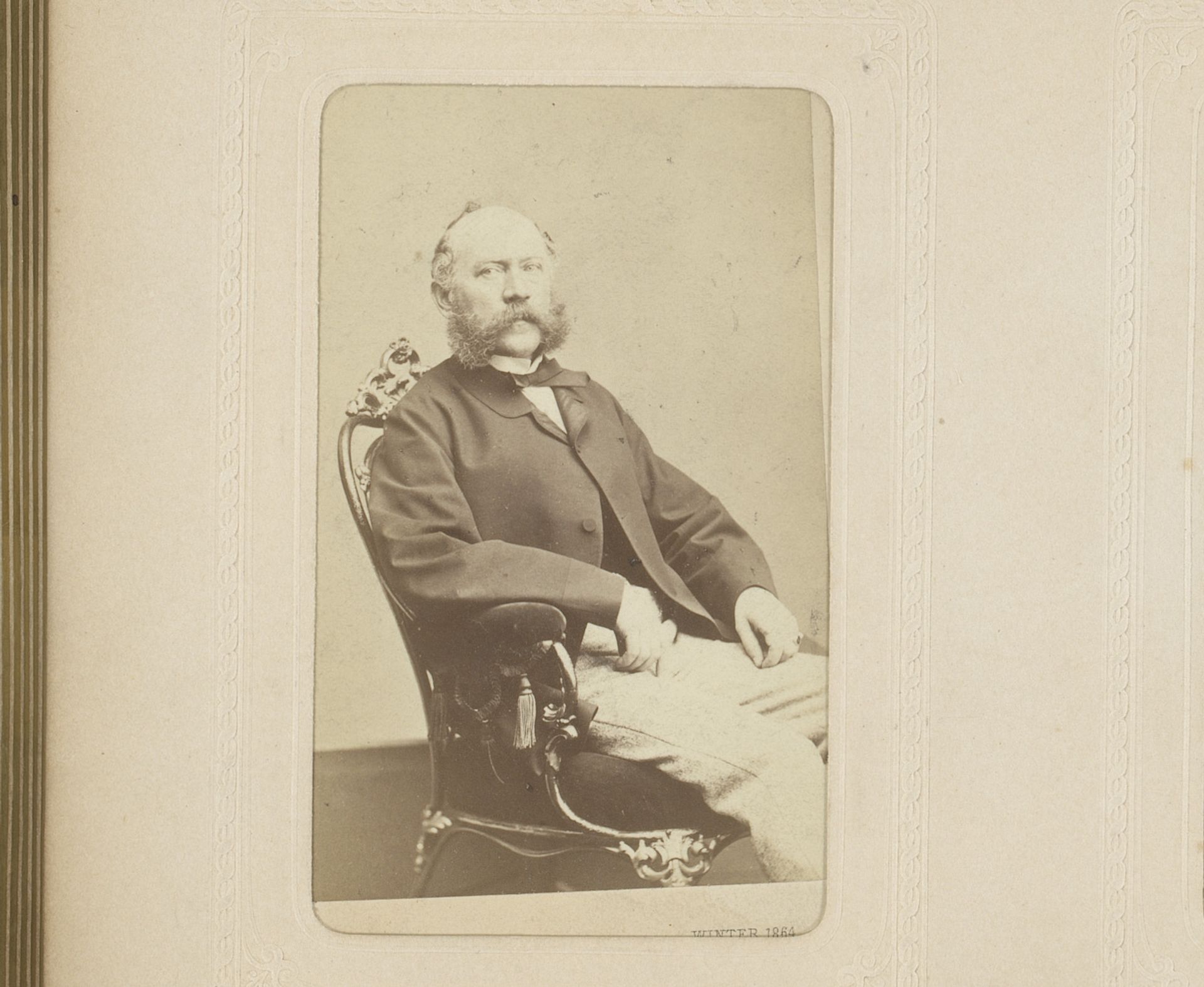 Portret van een zittende man met snor en bakkebaarden by Moriz Ludwig Winter