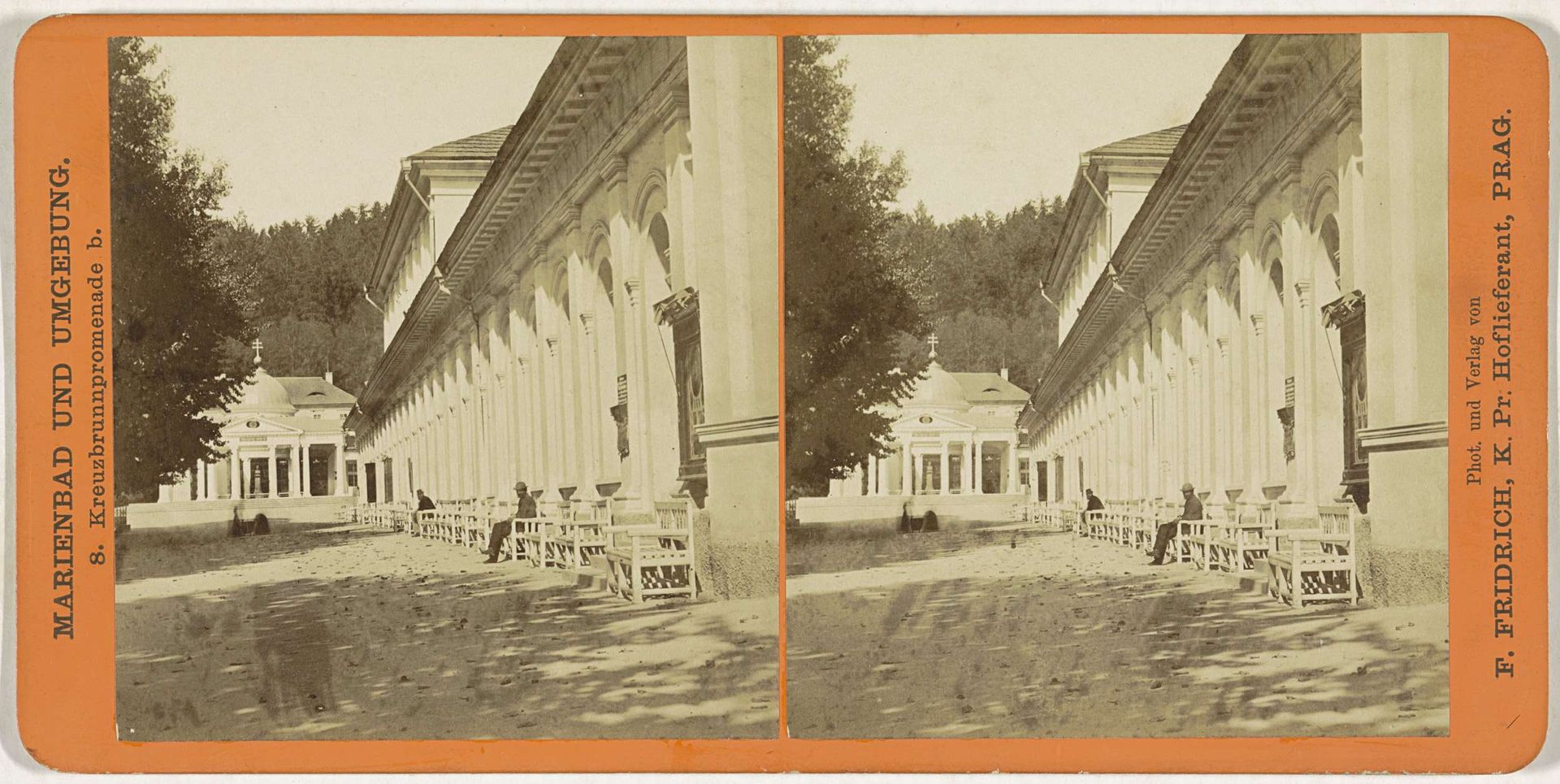 Promenade langs de zuilengalerij richting het Pavilon Křížového pramene, Mariánské Lázně by František Fridrich