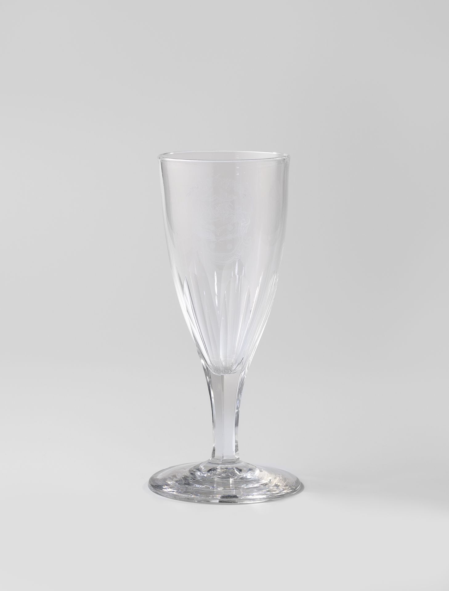 Kelkglas met een schild met het monogram DHDC en het opschrift: Ter Uwer Verjaring by Anonymous