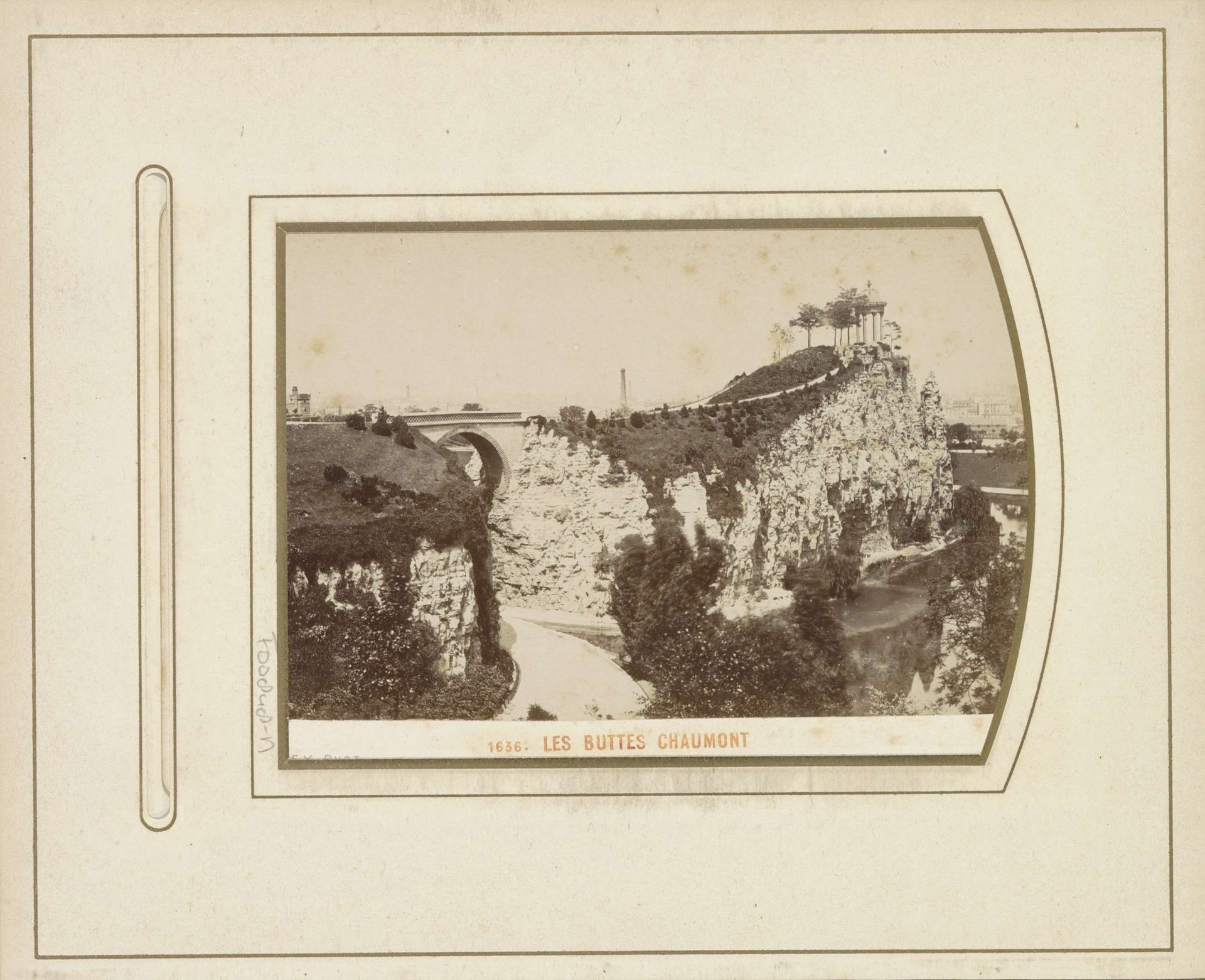 Stadspark Les buttes de Chaumont met rechts de Tempel van de Sibylle in Parijs by Ernest Ladrey