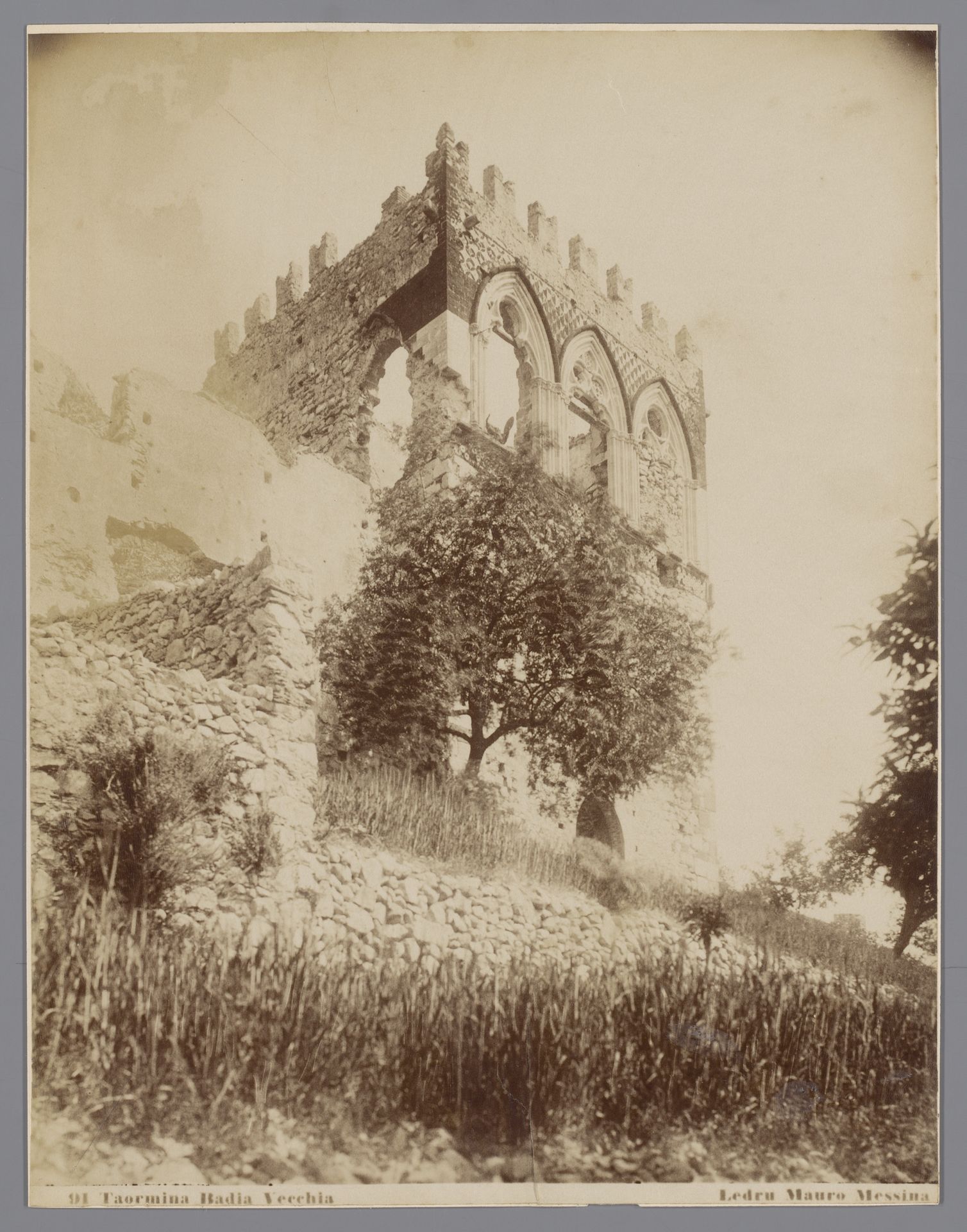 Restanten van het Palazzo Badia Vecchia te Taormina, Italië by Ledru Mauro