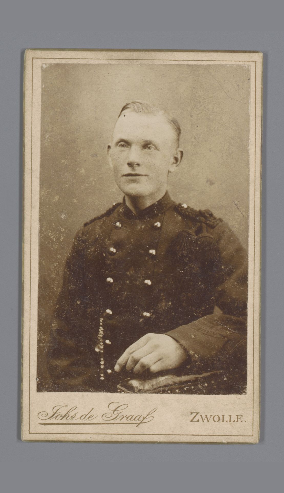 Portret van een onbekende man in uniform by Johannes Jacobus Dirk de Graaf