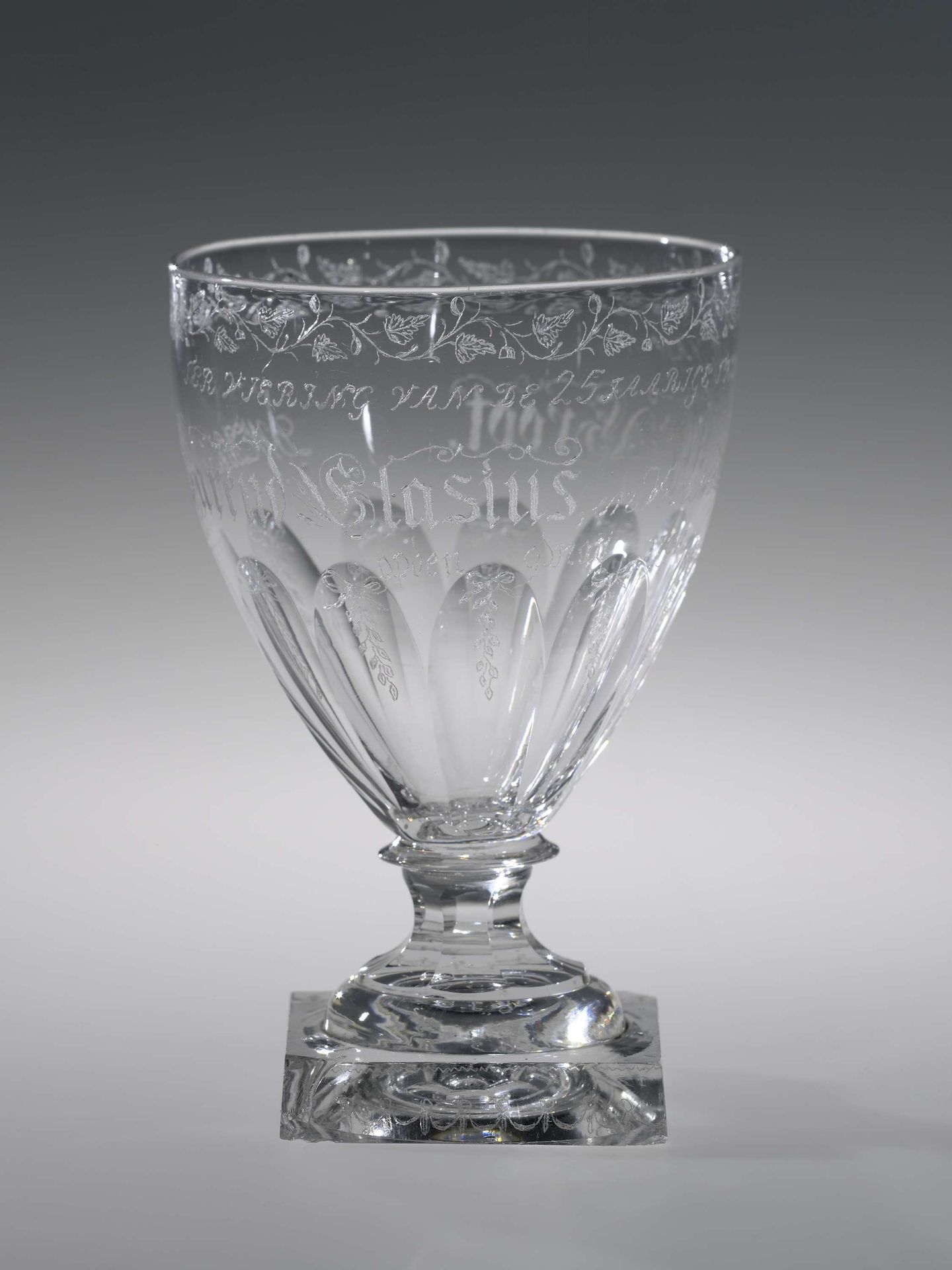 Kelkglas op vierkante basis op het 25-jarig huwelijk van Barend Glasius en Grietje de Groot by Anonymous