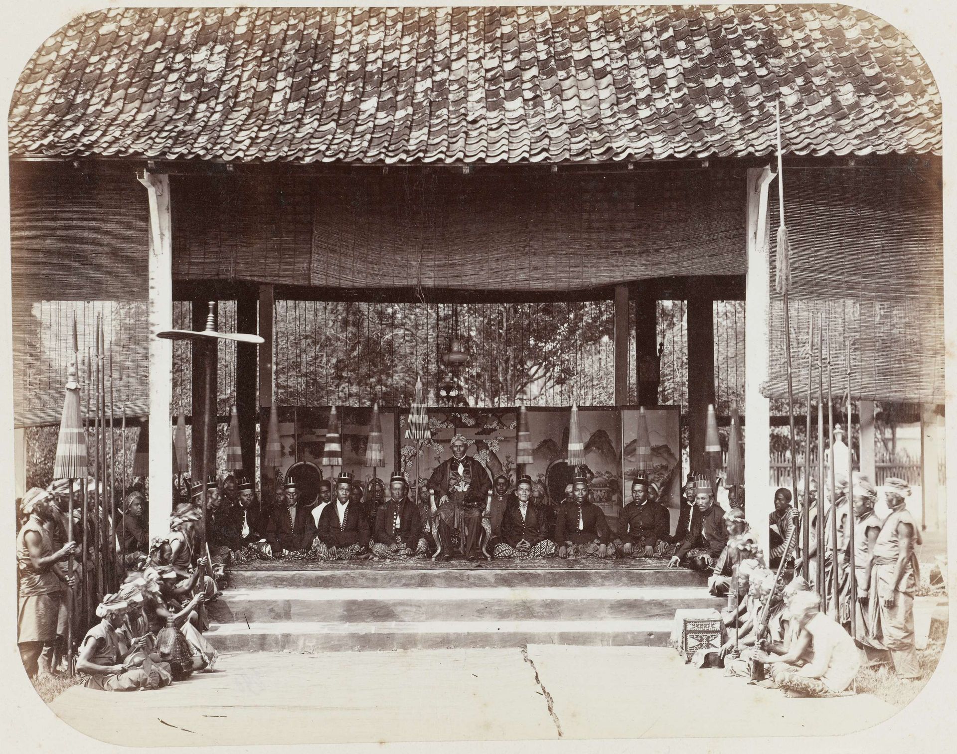 Groepsportret van een Indonesische vorst en edelen bij een officiële gelegenheid in Pati, Jepara by Woodbury & Page