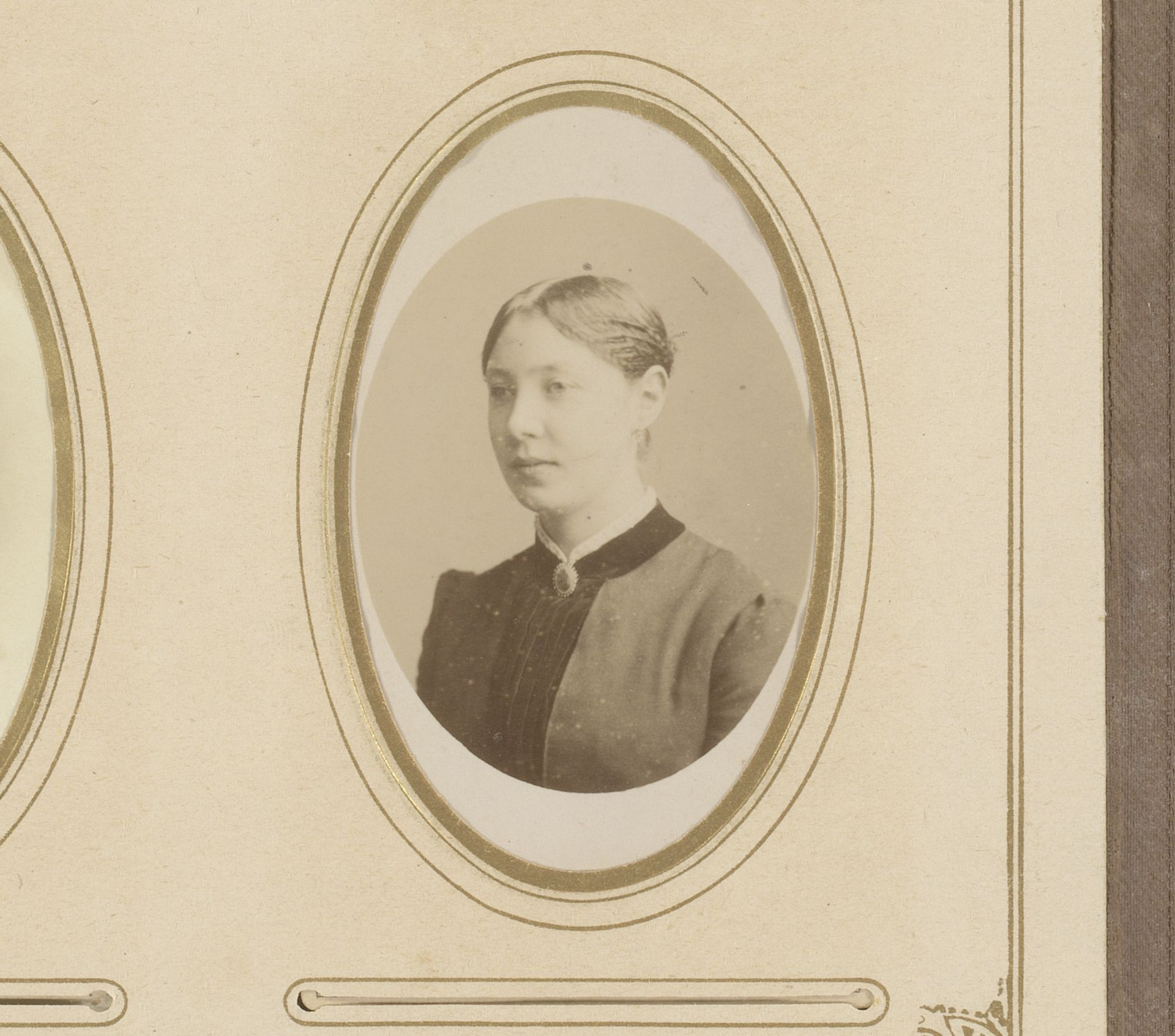Portret van een jonge vrouw by Albert Greiner