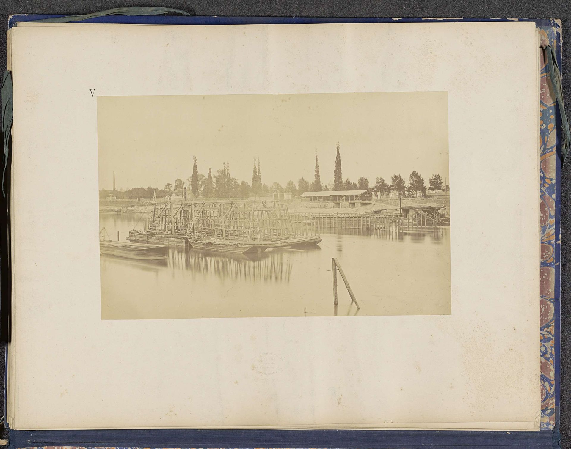 Gezicht op een houten constructie voor de aanleg van het Viaduc d'Auteuil over de Seine bij Point-du-Jour by Hippolyte-Auguste Collard
