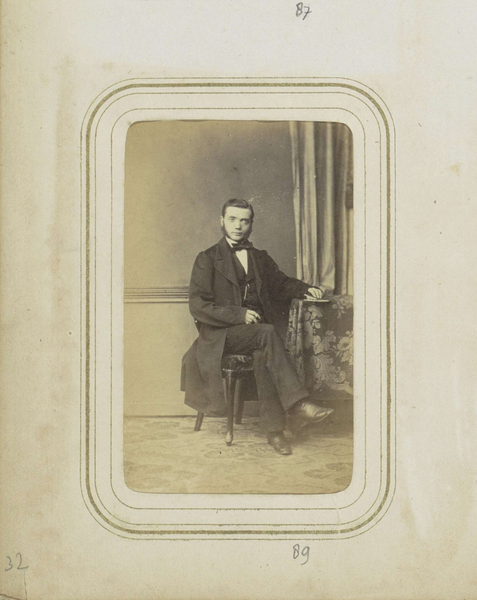 Portret van een man in een lange jas met bakkebaarden by Maria Hille