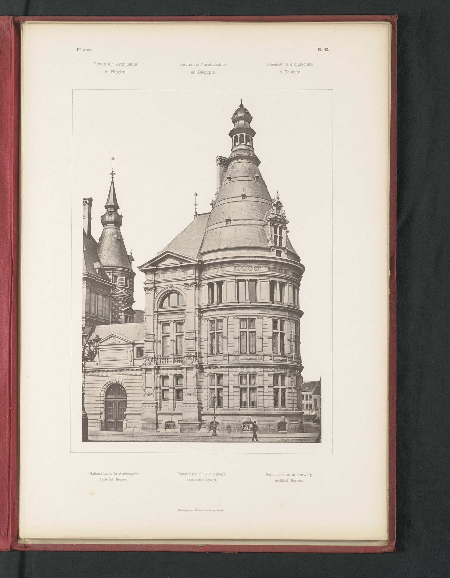 Gezicht op het gebouw van de nationale bank in Antwerpen, België by Römmler & Jonas
