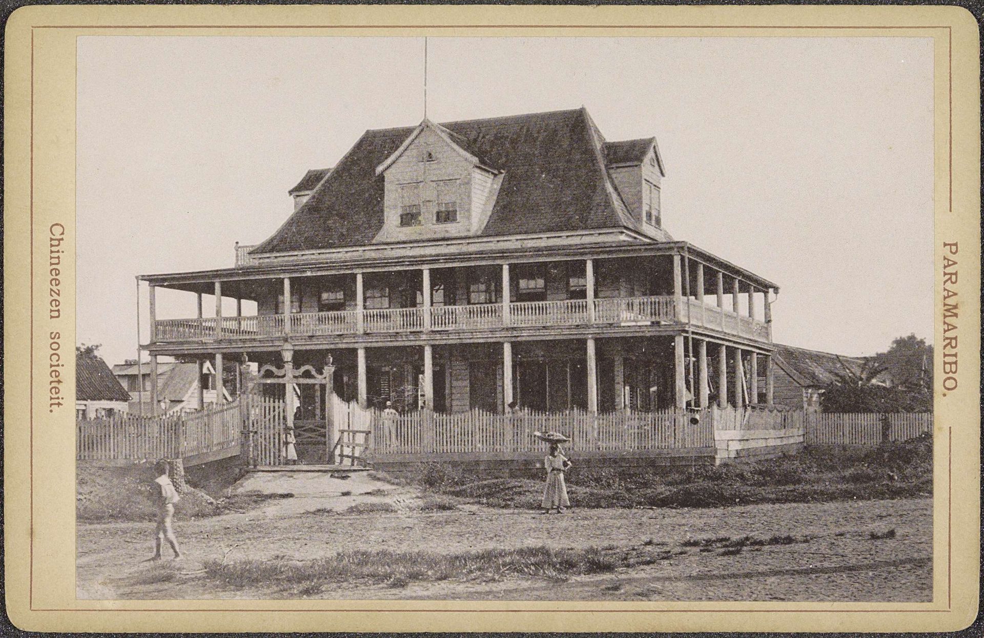 Exterieur van de Chinese Sociëteit in Paramaribo by Eugen Klein
